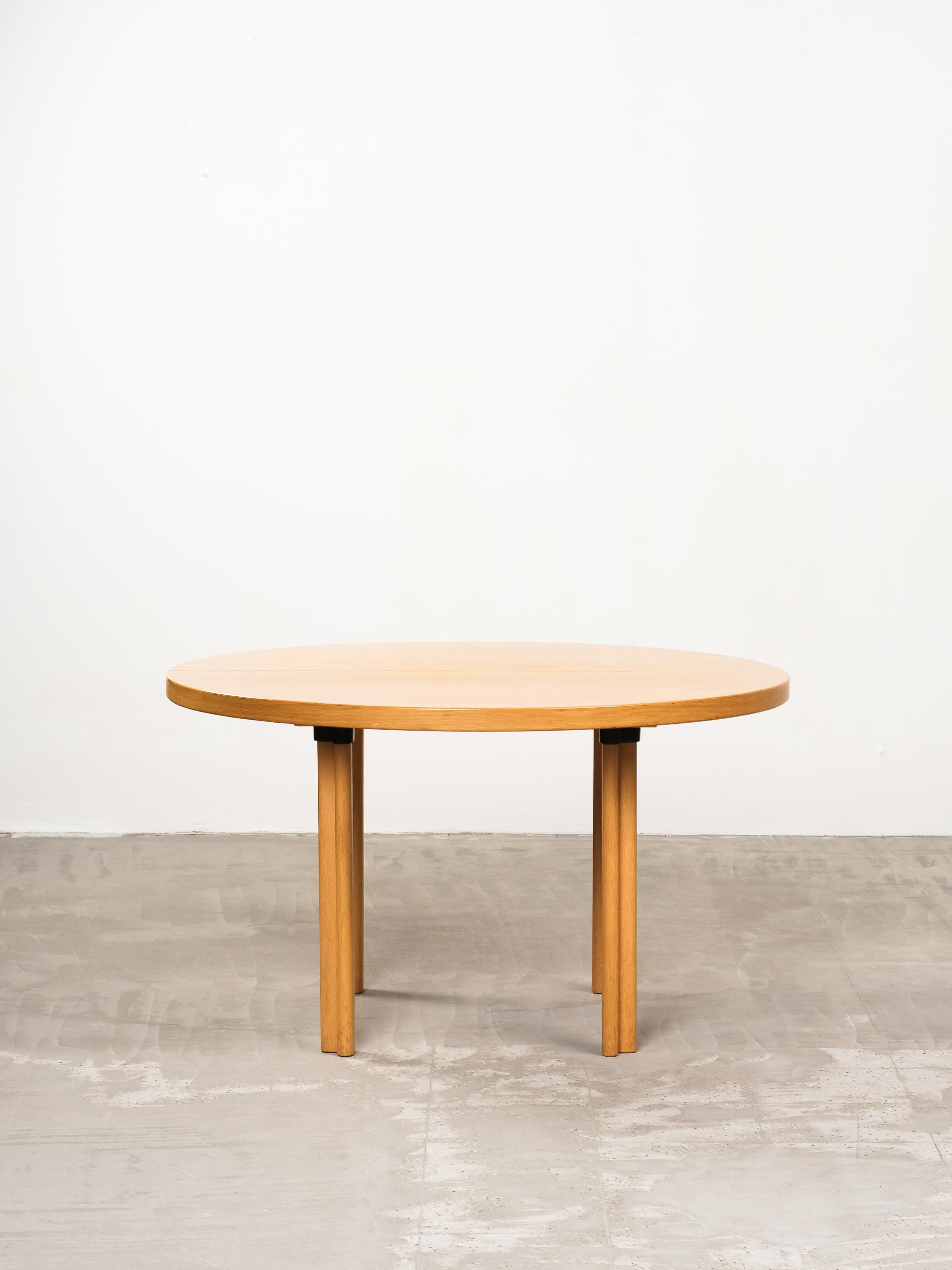 Vintage Alvar Aalto designed H-Leg extendable dining table. Model H93. Made in Finland for Artek. This table is no longer made. Excellent condition, super functional. Very strong design, sturdy and easy to use leaf. 