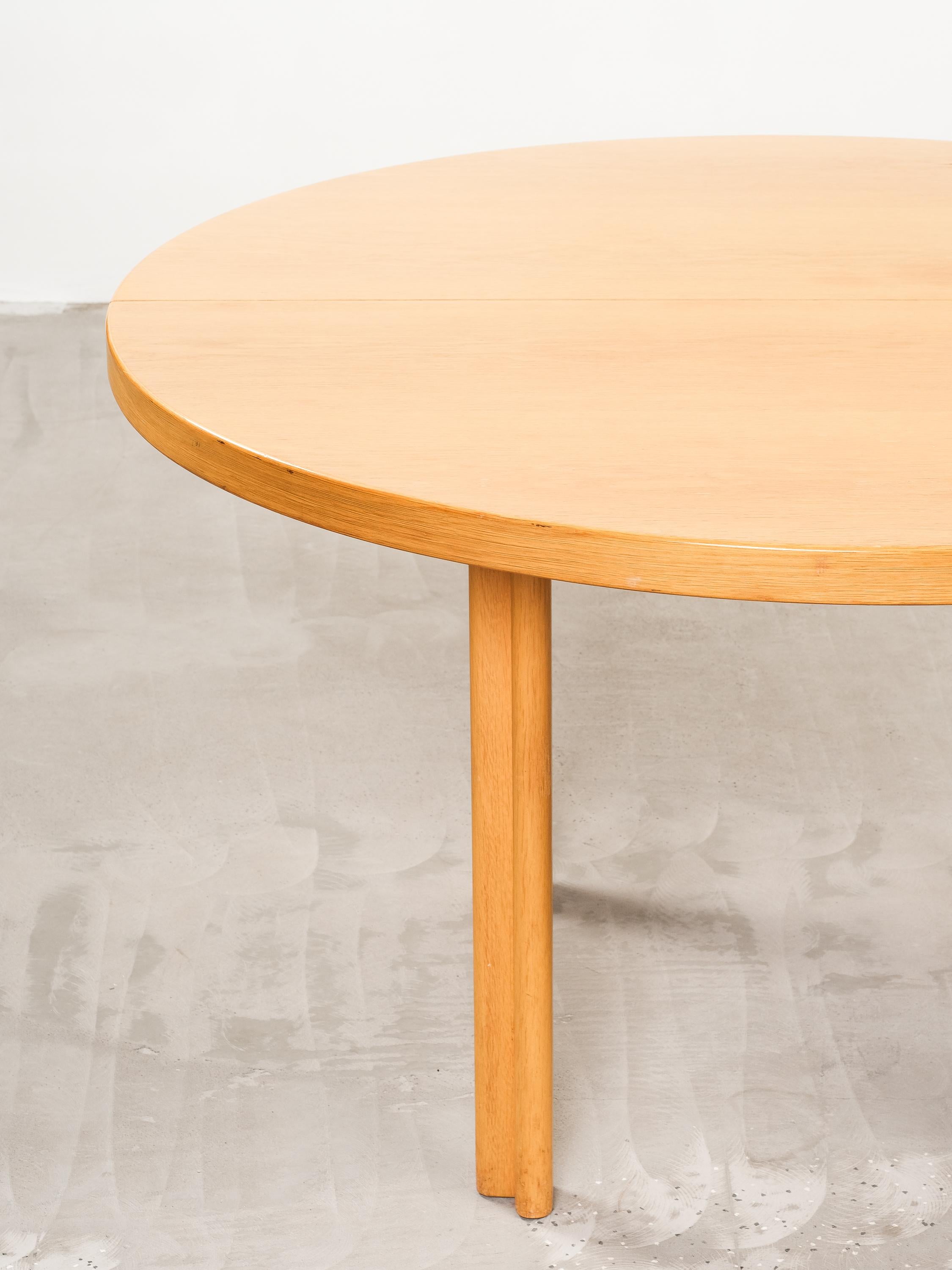 Scandinavian Modern Model H93 Extendable Dining Table in Oak by Alvar Aalto for Artek, 1960s/70s