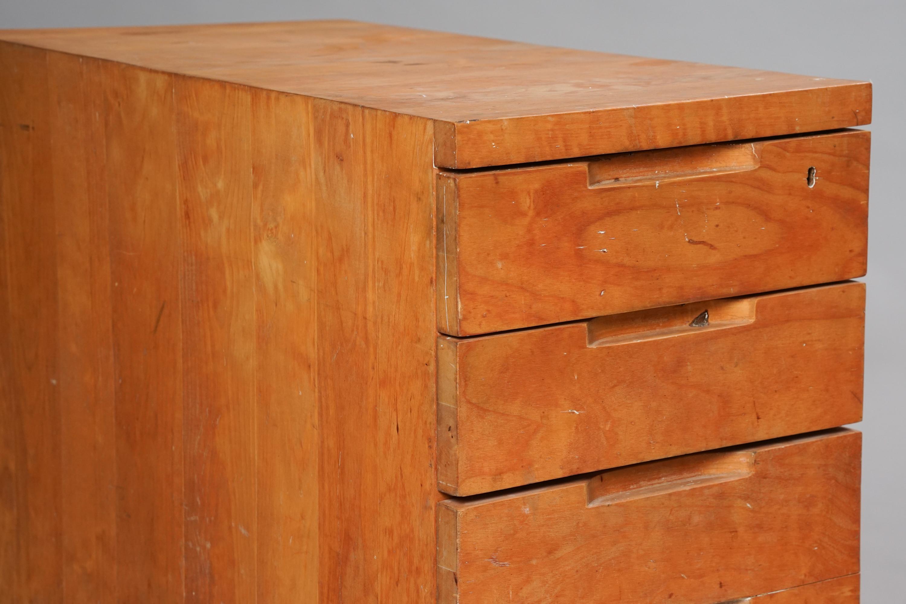 Model HB96 chest of drawers, design by Alvar Aalto, manufactured by Oy Huonekalu- ja Rakennustyötehdas AB, 1930s. Birch. Good vintage condition, rich patina and wear consistent with age and use. 

Alvar Aalto (1898-1976) is probably the most famous