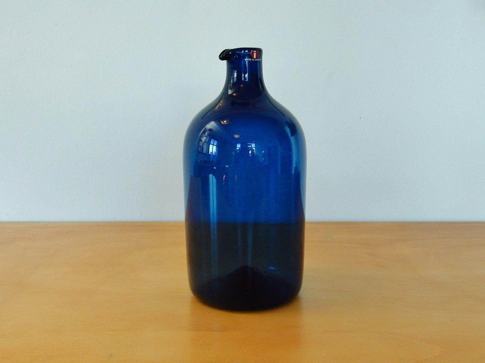 Ein Entwurf von Timo Sarpaneva aus dem Jahr 1956. Er wurde von 1957 bis 1966 produziert. Diese Flasche trägt die Gravur 