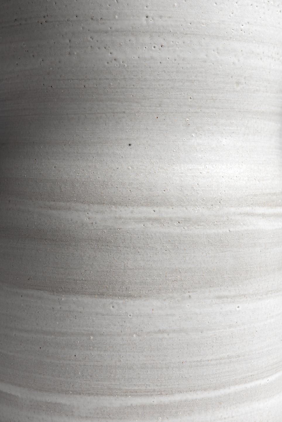 
Tabouret ou table basse, la forme et la fonction ne font qu'un.
Objet fonctionnel et décoratif en grès, fabriqué par pincement et enroulement. La surface céramique est appliquée au pinceau ou par coulée. 

TOUS LES TABOURETS SONT FABRIQUÉS À LA