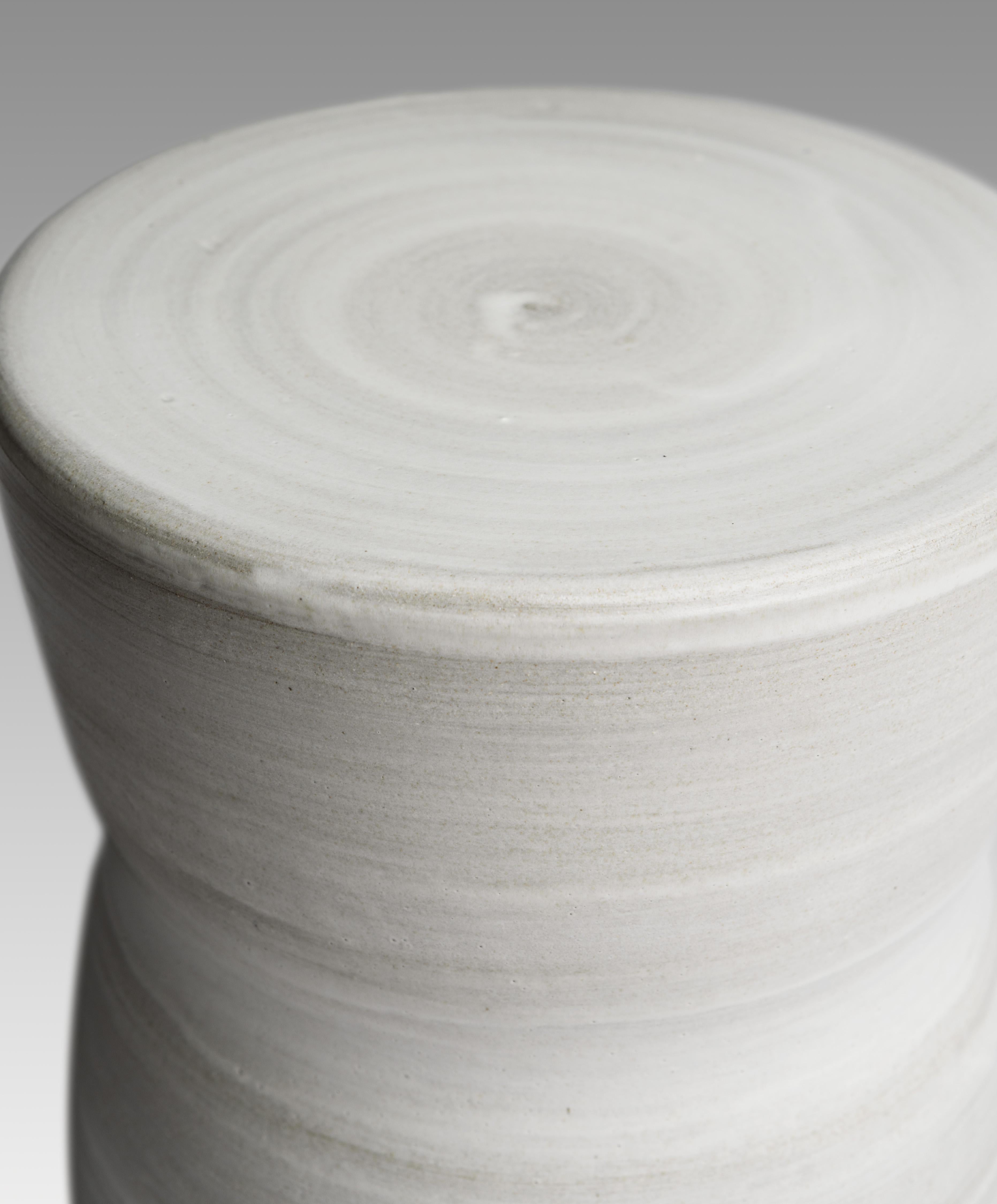 Moderne Tabouret en grès émaillé Modèle I de Pascale Girardin en vente