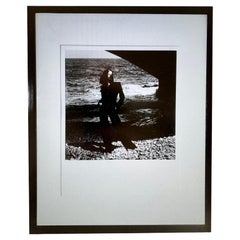 Modello in tailleur pantalone, firmato da Helmut Newton