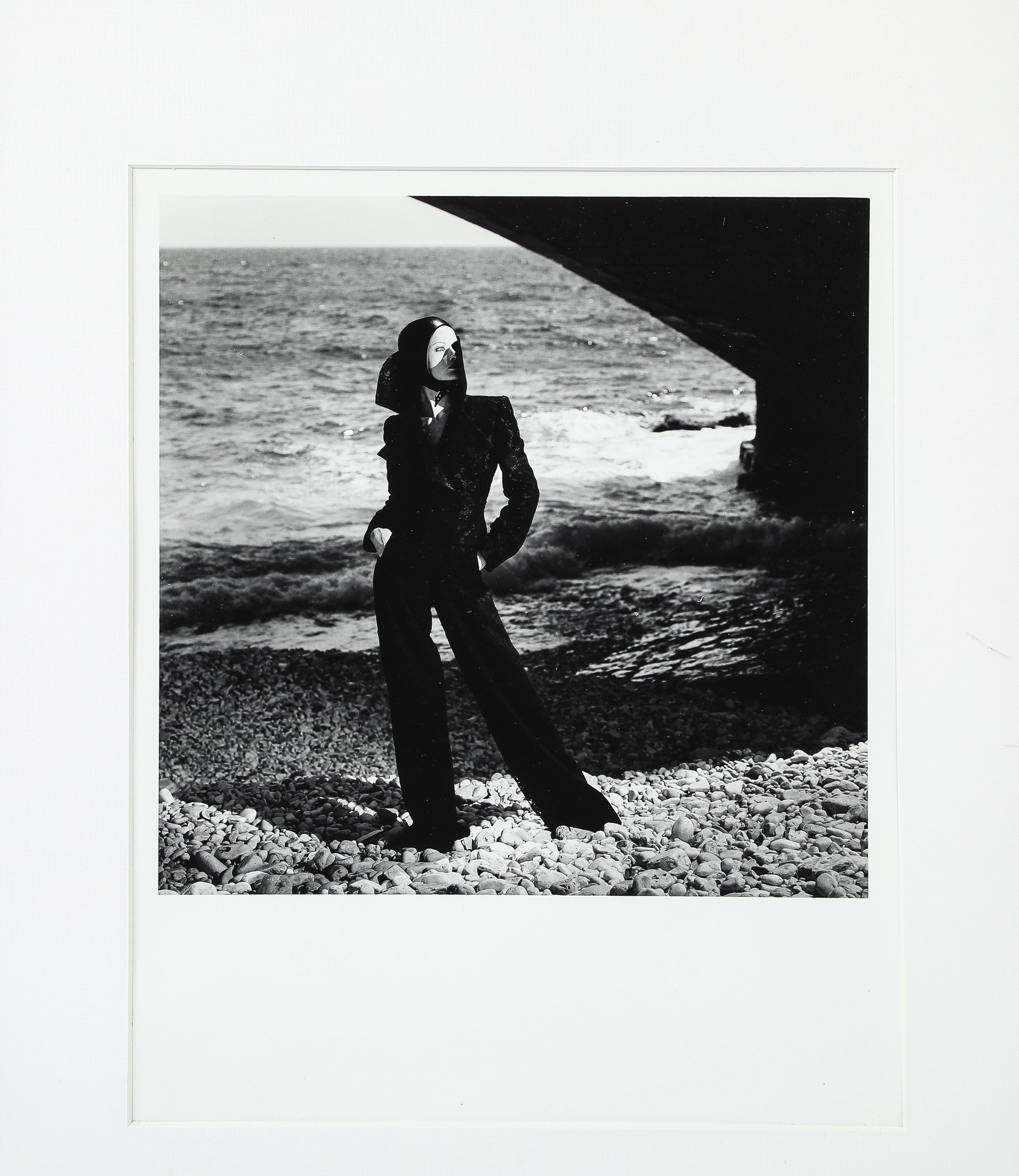 Américain Model in Trouser Suit, Signed by Helmut Newton en vente