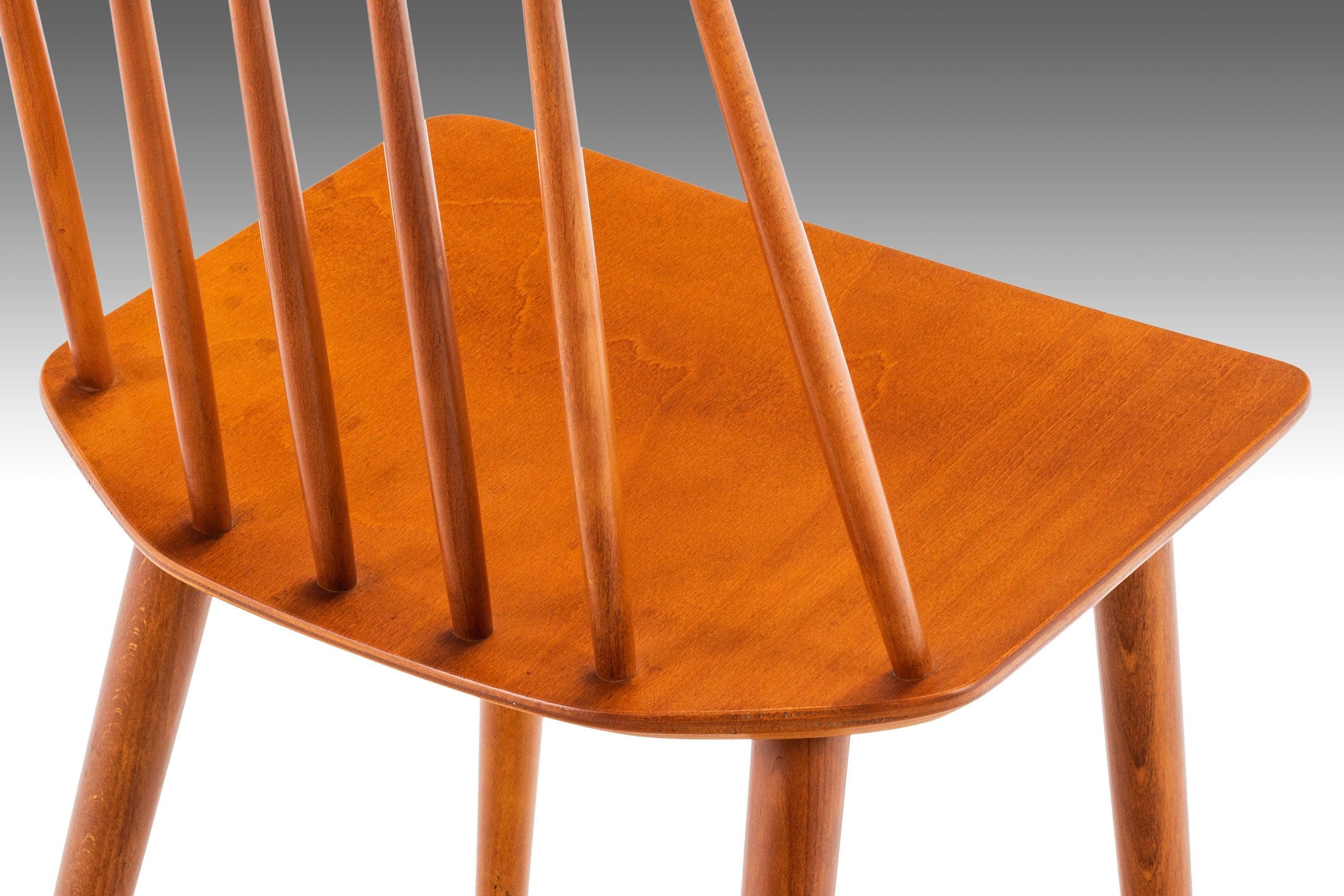 Der von Folke Palsson für die FDB Møbelfabrik entworfene J 77 ist eine perfekte Mischung aus rustikaler Bauernhausästhetik und minimalistischem dänischem Design. Dieser Beistellstuhl aus massivem Teakholz mit außergewöhnlichen Holzmaserungen ist