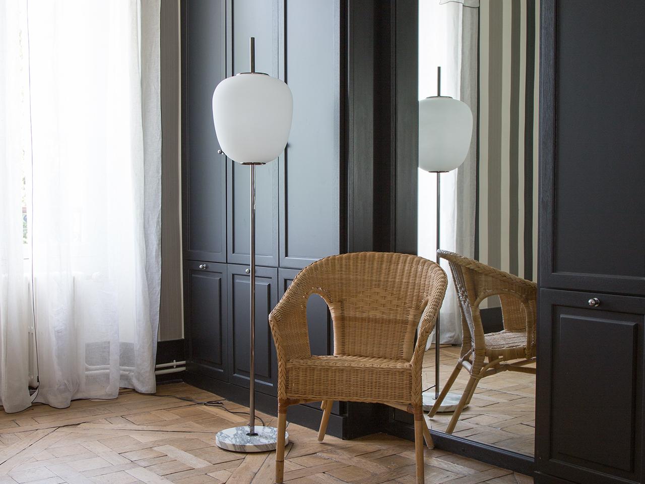 Floor lamp model J14, Joseph-André Motte for Disderot.
Today the floor lamp J14 is a re-edition, individually numbered with the associated certificate to guarantee authenticity.
The floor lamp, is made from chromed brass, standing on a base of white