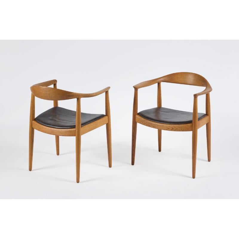  Der Stuhl von Hans Wegner, Modell JH051 (Satz von 8). Teakholz und perfekt gealtertes Leder. Maße: 25 