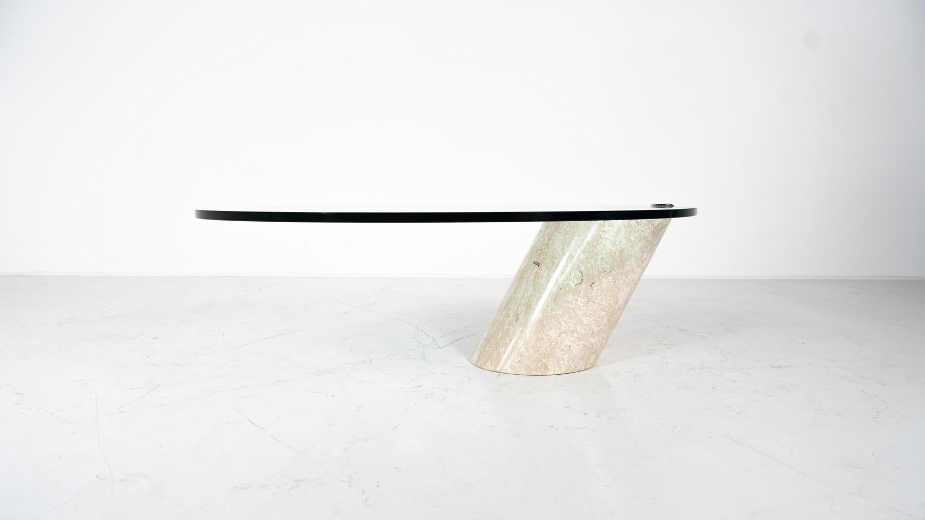 Fin du 20e siècle Table basse modèle K1000 en travertin et verre par Team Form en vente