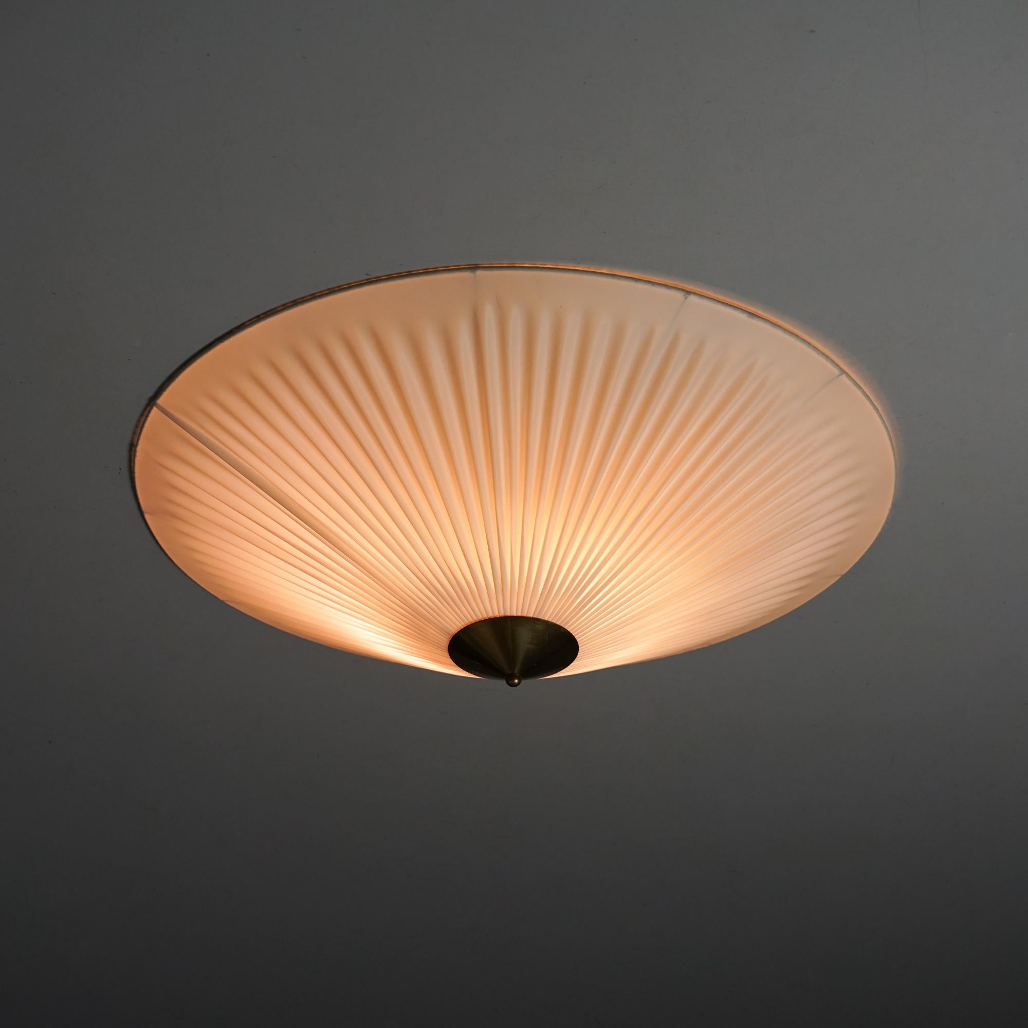 Model K5-26 flush mount, manufactured by Idman Oy, 1950s. Plastic shade, brass details. Good vintage condition, minor patina consistent with age and use.