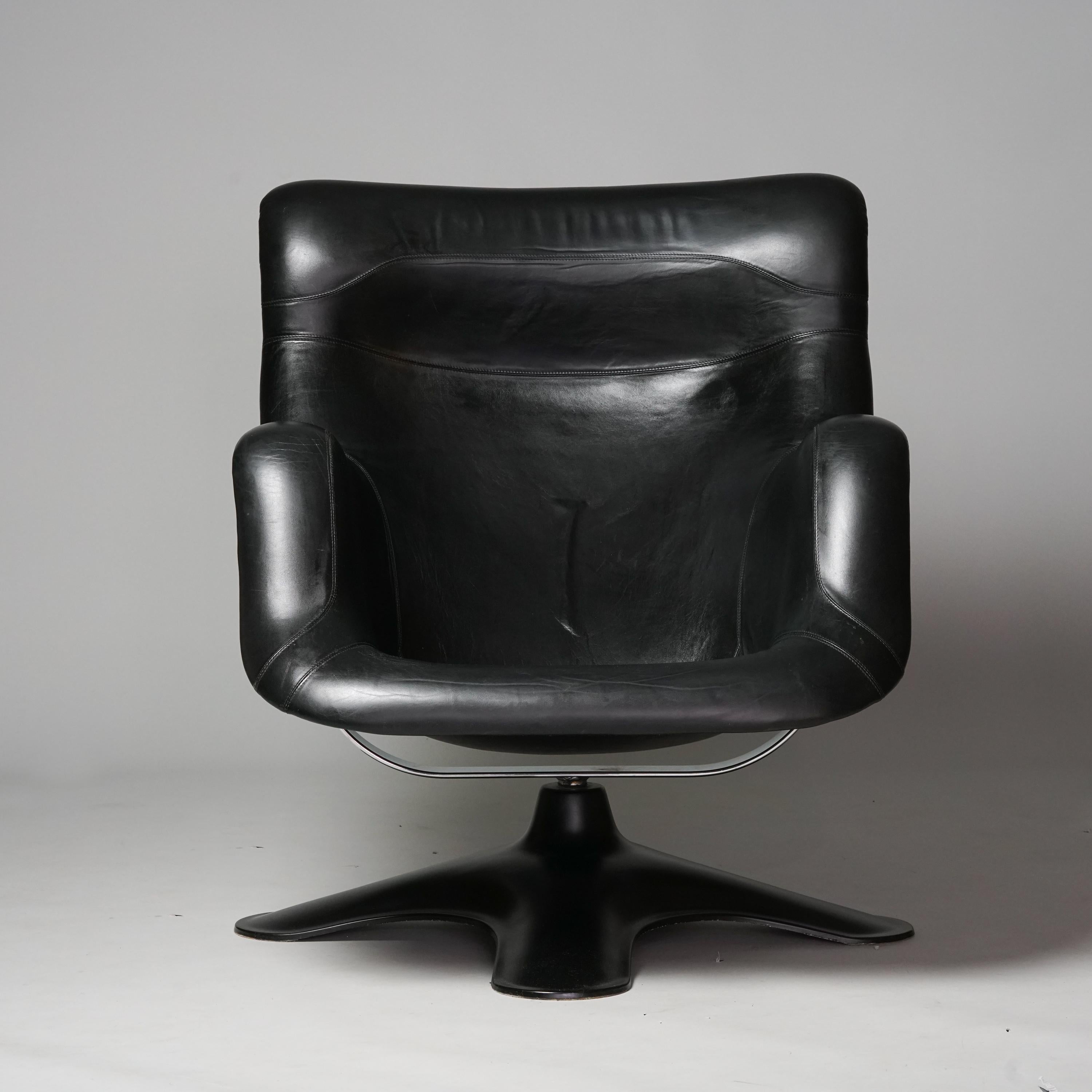 Modell Karuselli (Karussell) Sessel, entworfen von Yrjö Kukkapuro, hergestellt von Haimi Oy, 1970er Jahre. Gestell aus verchromtem Stahl und Glasfaser, Original-Lederpolsterung. Guter Vintage-Zustand, Patina im Einklang mit Alter und Gebrauch.