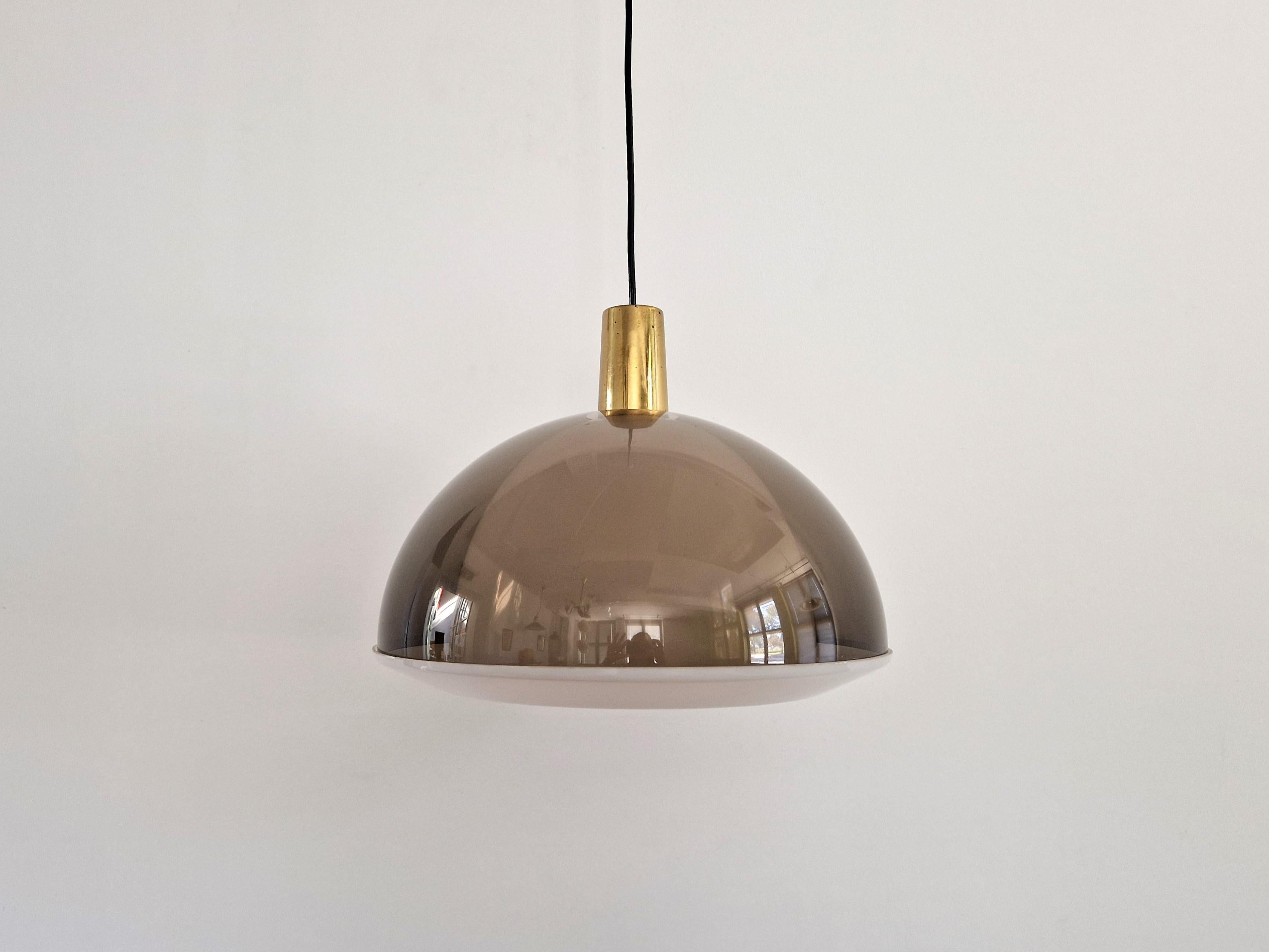 This stunning 'Kuplat' pendant was designed by the Finnish designer Yki Nummi in 1959. This piece is of a vintage edition. A true timeless design classic, suitable for many spaces. The name Kuplat means bubbles in Finnish. The lamp has two acrylic