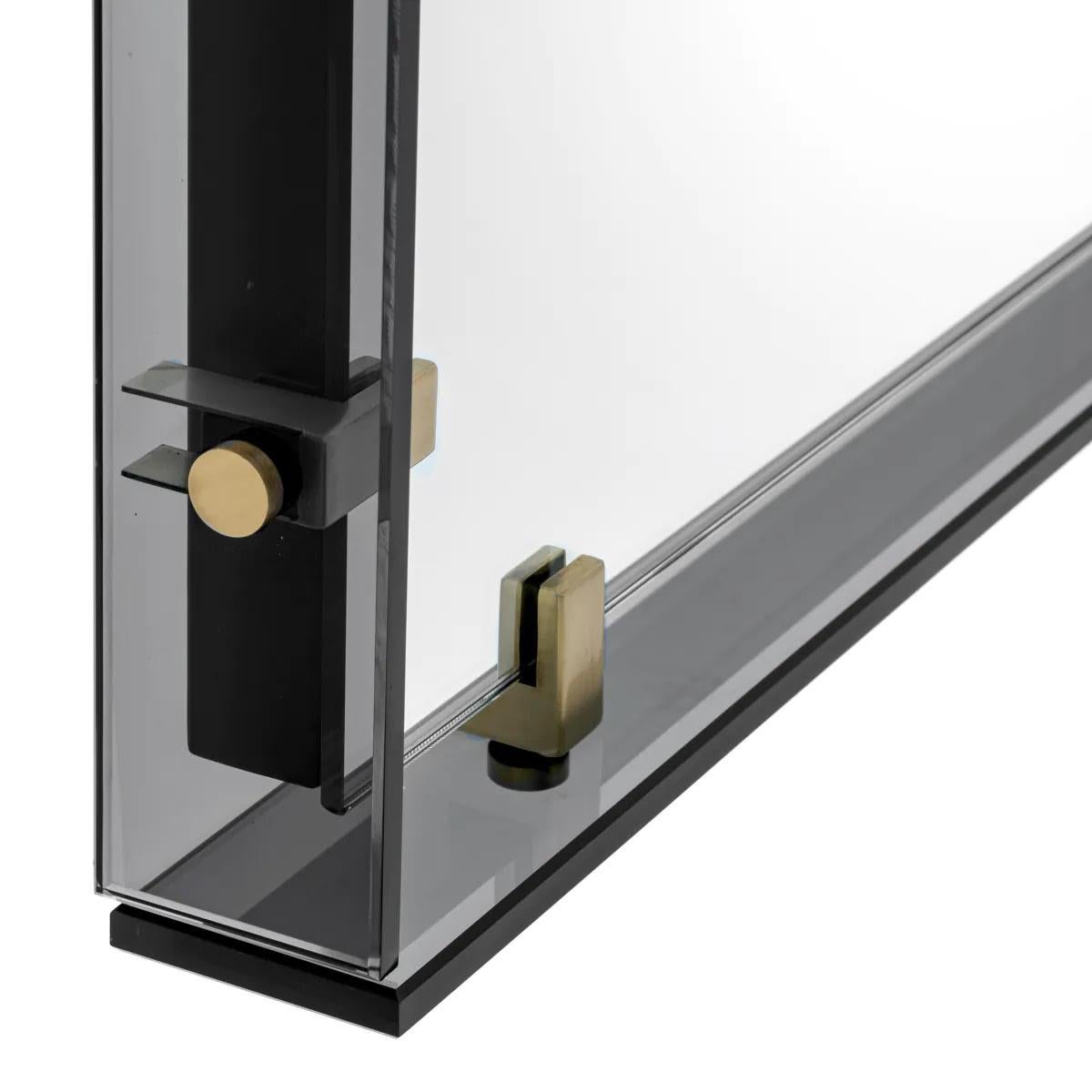 Moderno Specchio I.L.A., vetro fumé e finitura in ottone antico. in vendita