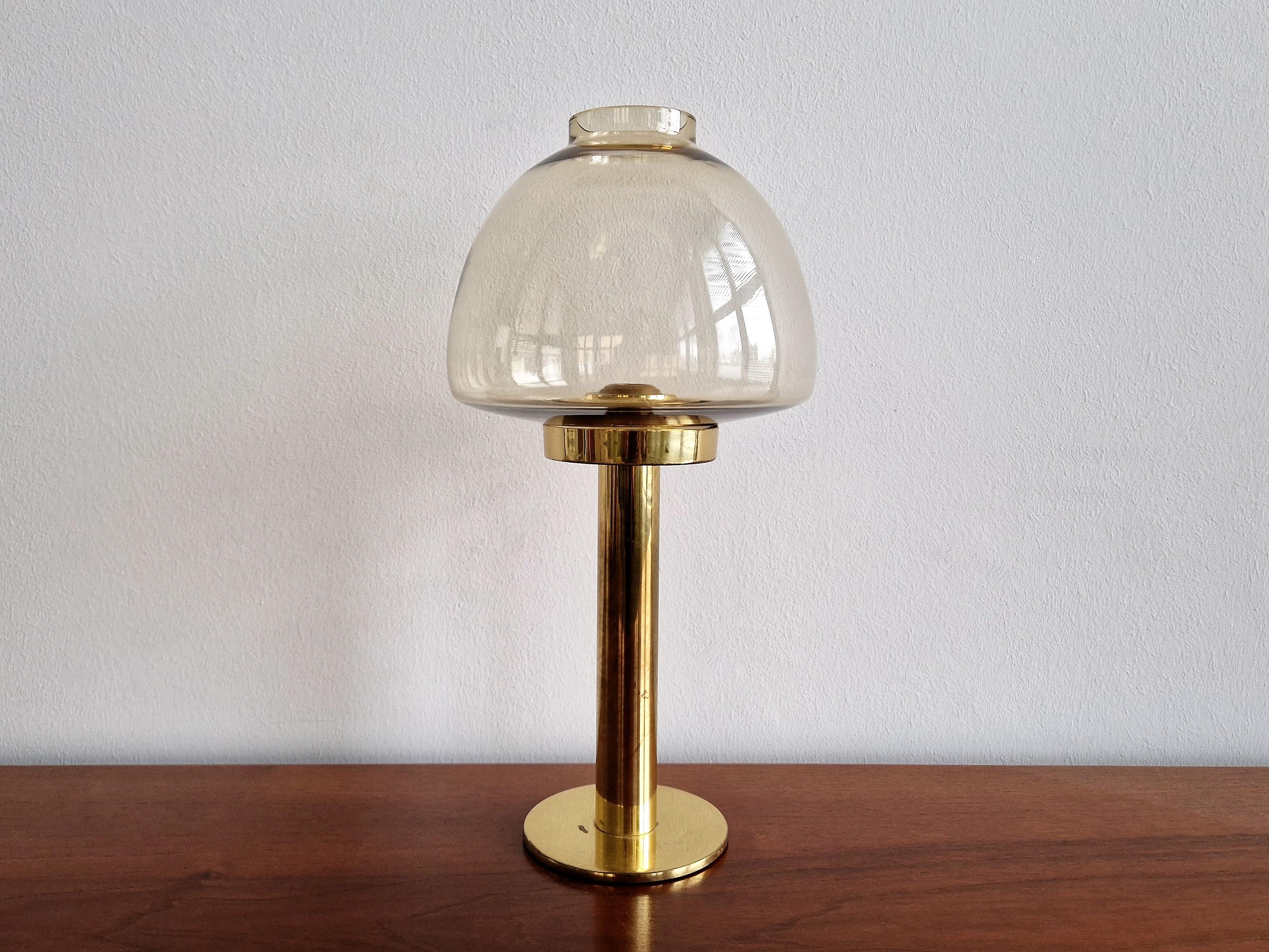 This beautiful and decorative candleholder, model L102/32, was designed by Hans Agne Jakobsson for Markaryd. It has a mouth-blown glass shade and a brass base. All in a good condition with smaller signs of age and use.
