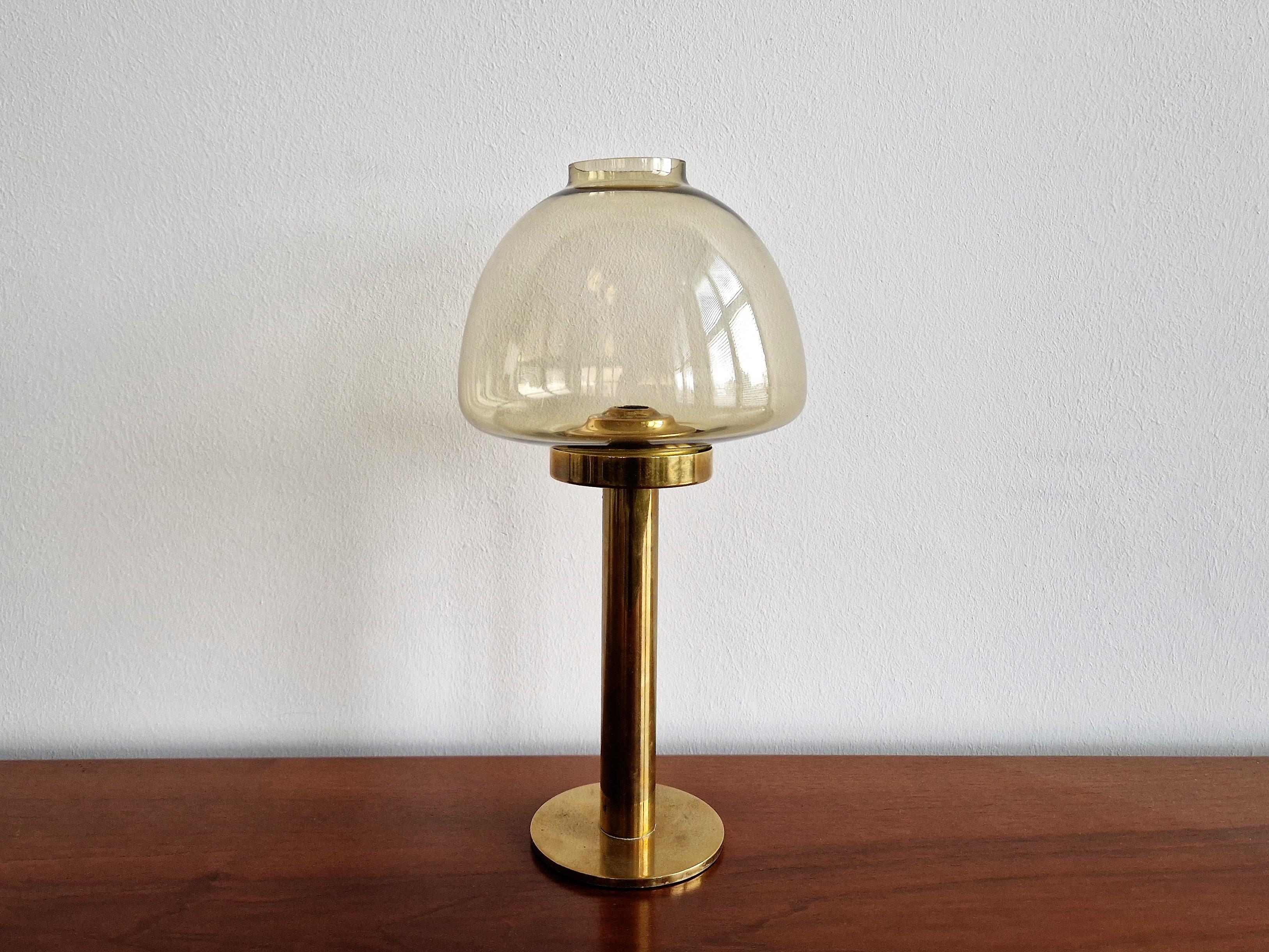 This beautiful and decorative candleholder, model L102/32, was designed by Hans Agne Jakobsson for Markaryd. It has a mouth-blown glass shade and a brass base. All in a good condition with smaller signs of age and use.