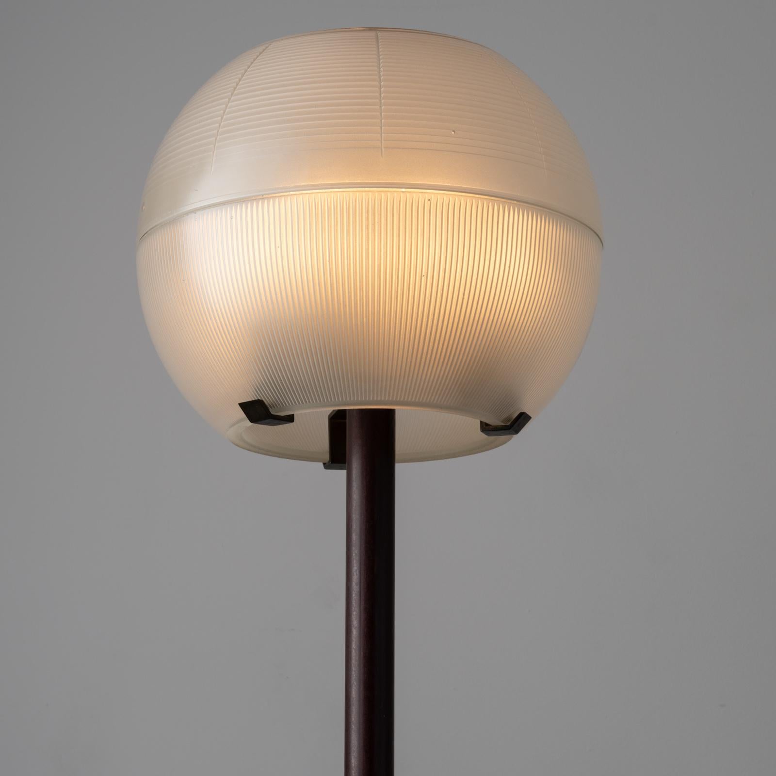Lampadaire modèle LTE8 d'Ignazio Gardella pour Azucena. Créée et fabriquée en Italie, datant des années 1950 environ. Un double verre holophane demi-sphérique constitue le sommet de cette lampe. La tige en bois est teintée en cerisier foncé. La