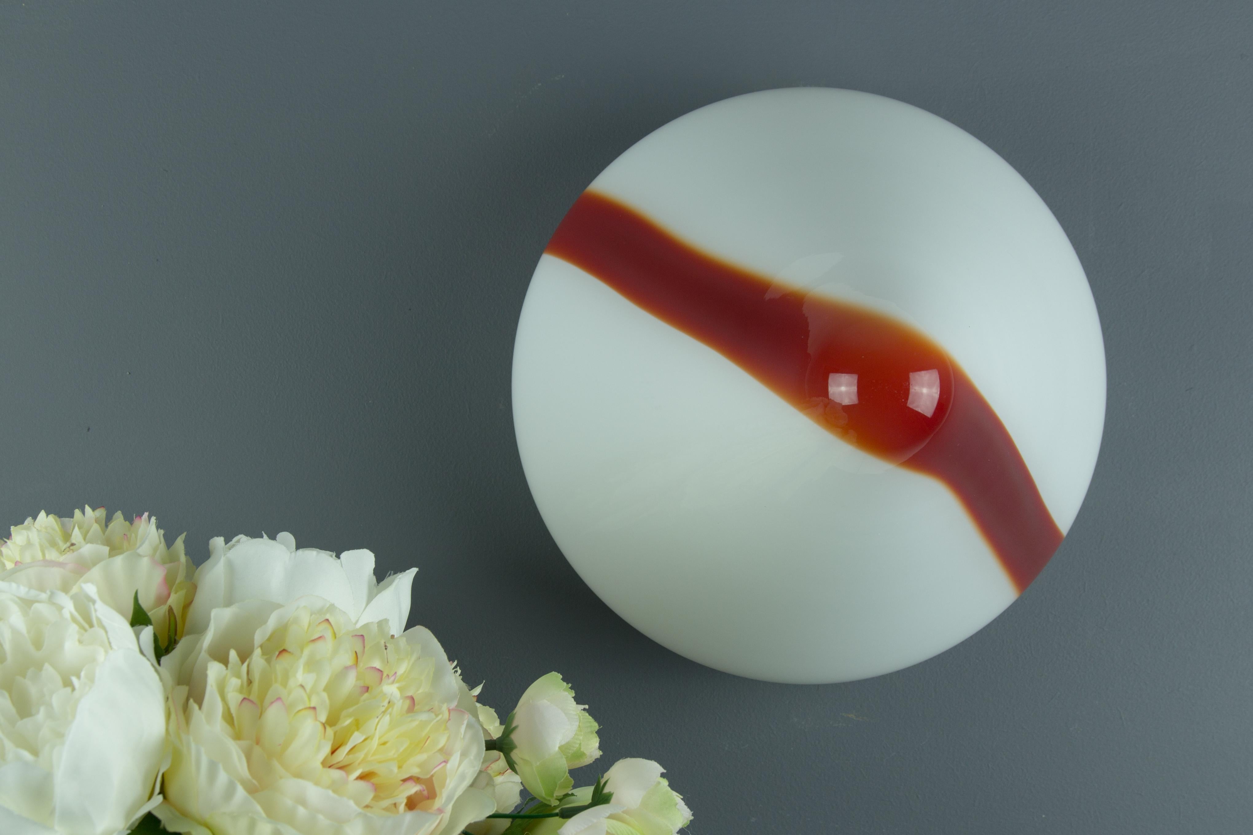 Model MICO Murano White & Red Glass Ceiling Lamp by Renato Toso for Leucos, 1972 In Good Condition For Sale In Barntrup, DE