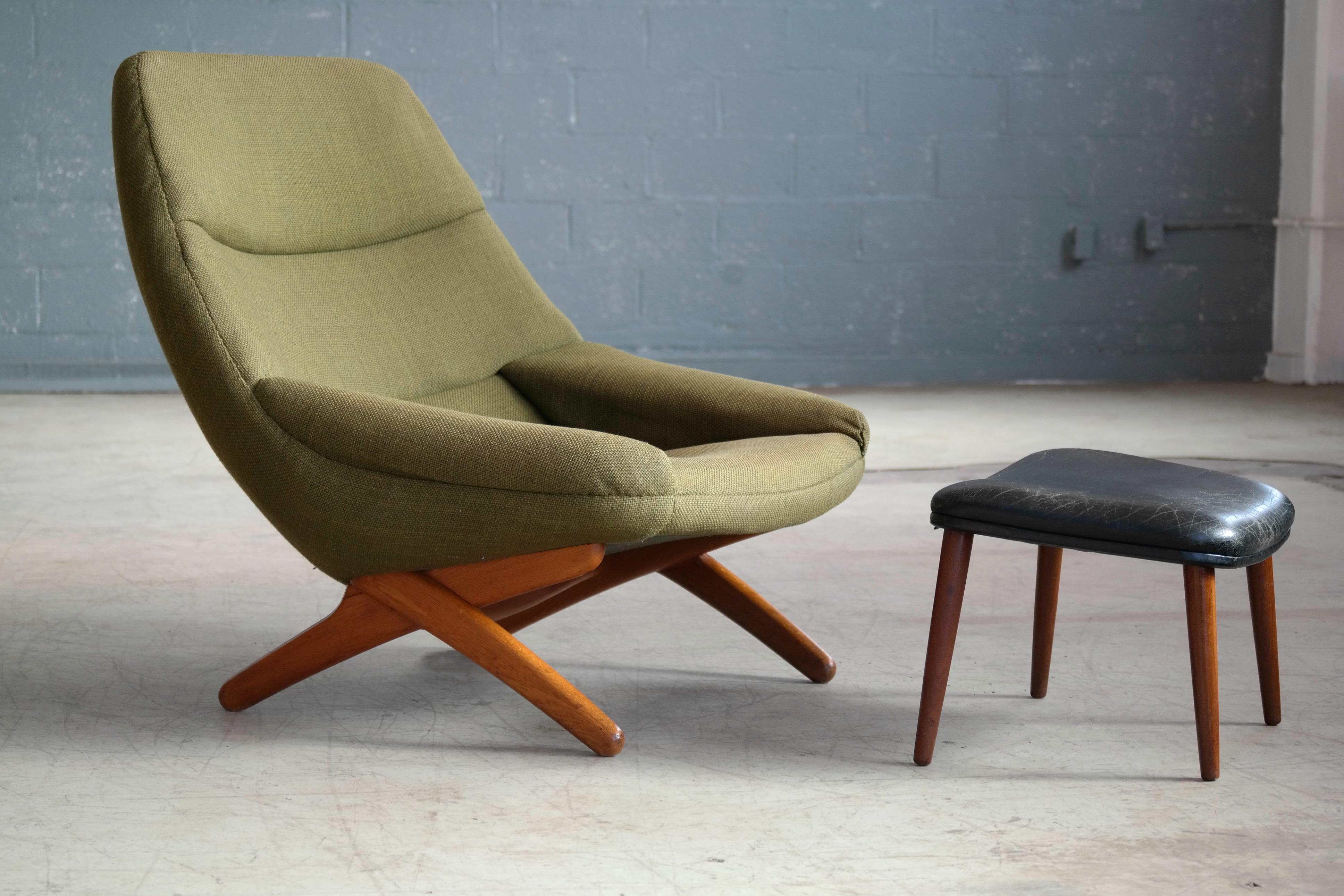 Seltener:: von Illum Wikkelso entworfener Sessel Modell ML91 mit Ottomane:: hergestellt von A. Mikael Laursen um 1960 in Dänemark. Der ML91 mit seinem Scherengestell aus massiver Eiche ist einer der markantesten Entwürfe der dänischen Moderne und