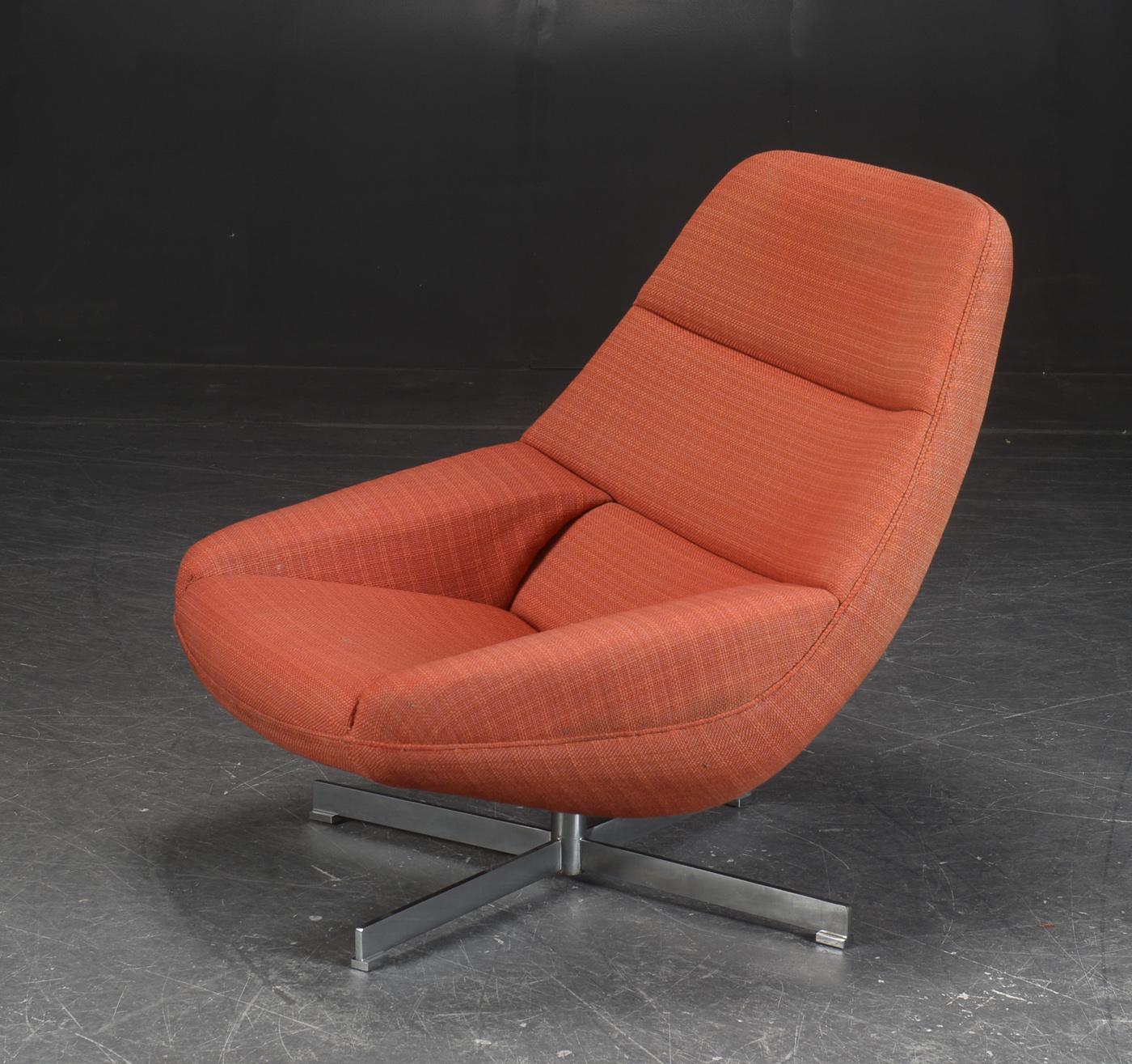Rare Illum Wikkelso designed swivel model ML91 lounge chair produced by A. Mikael Laursen circa 1960 in Denmark. This is rare variant of the ML91 with an aluminum swivel base where the model normally is found with a scissor base of solid teak or