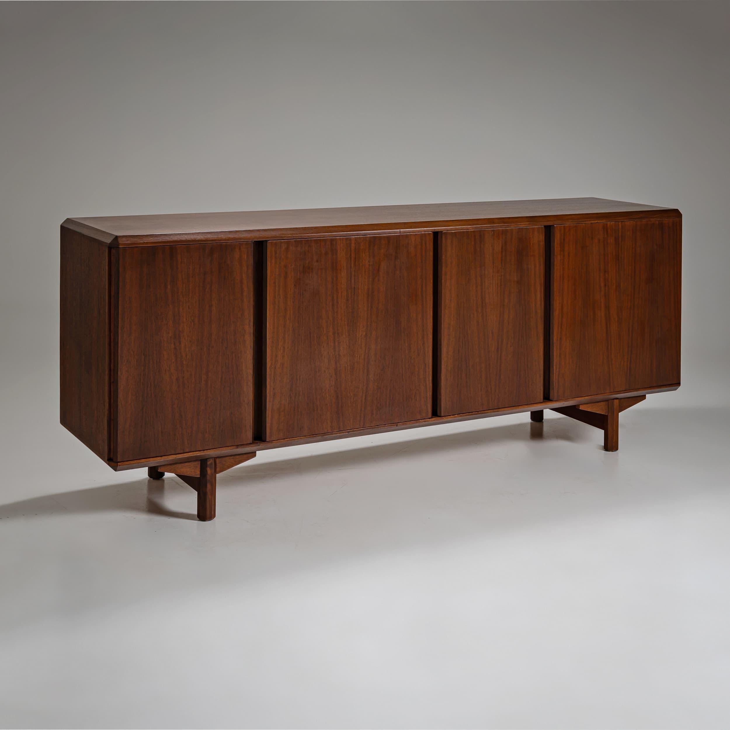 Este amplio aparador de teca de cuatro puertas fue diseñado por Dino Cavalli para Tredici & C. en la década de 1960. Presenta patas rectas octogonales, y los bordes biselados añaden elegancia a su aspecto. El diseño liso y minimalista del aparador