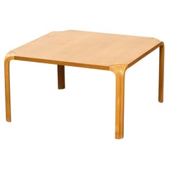 Modelo "MX800B" Mesa baja de fresno y abedul de Alvar Aalto, Artek, Finlandia