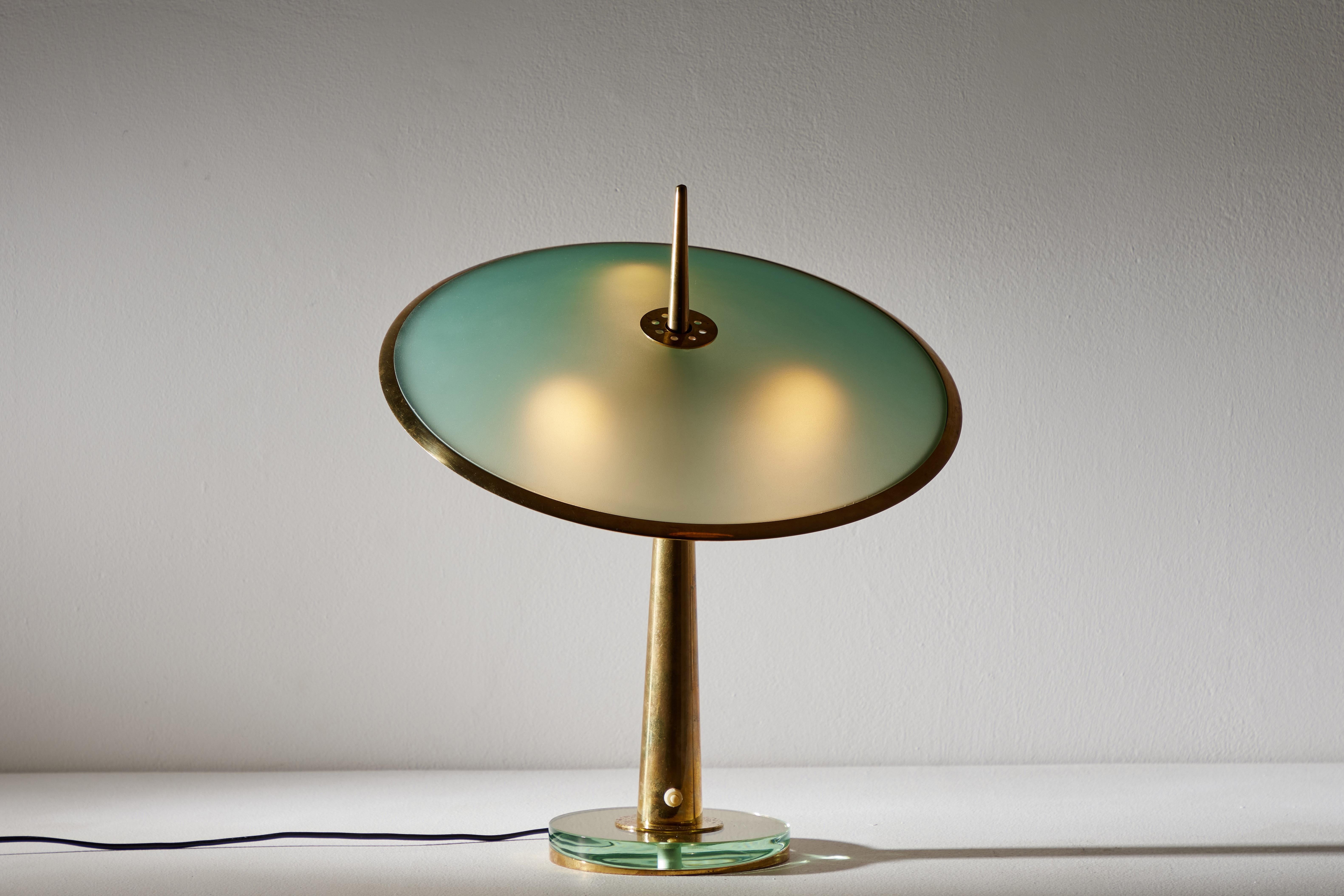 Modell Nr. 1538 Tischleuchte von Max Ingrand für Fontana Arte. Entworfen und hergestellt in Italien, ca. 1950er Jahre. Glas, Messing. Original europäische Kordel. Wir empfehlen drei E12-Kandelaber-Glühbirnen. Die Glühbirnen werden als einmalige