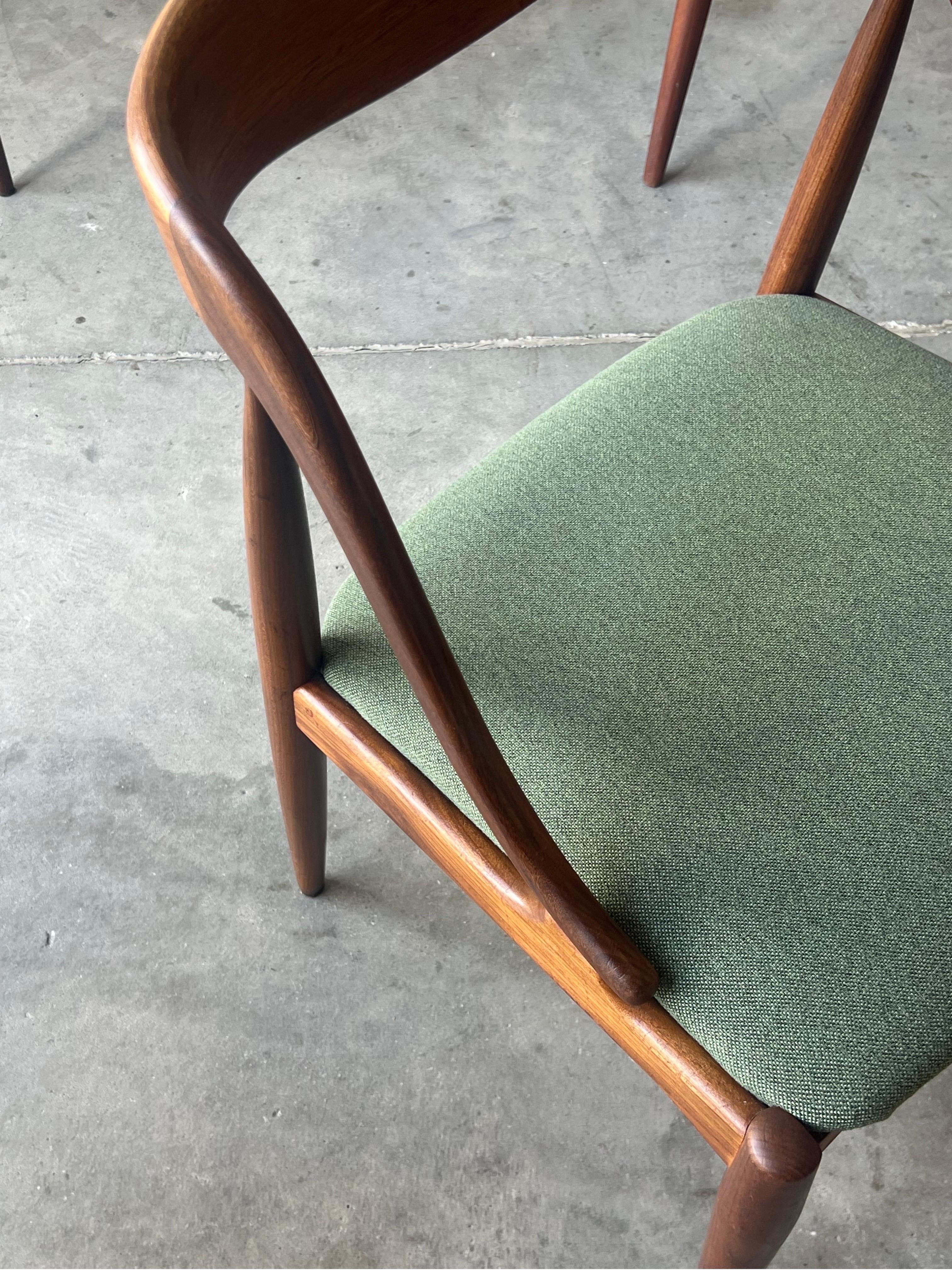 Model No. 16 Dining Chairs by Johannes Andersen - Set of Six 3