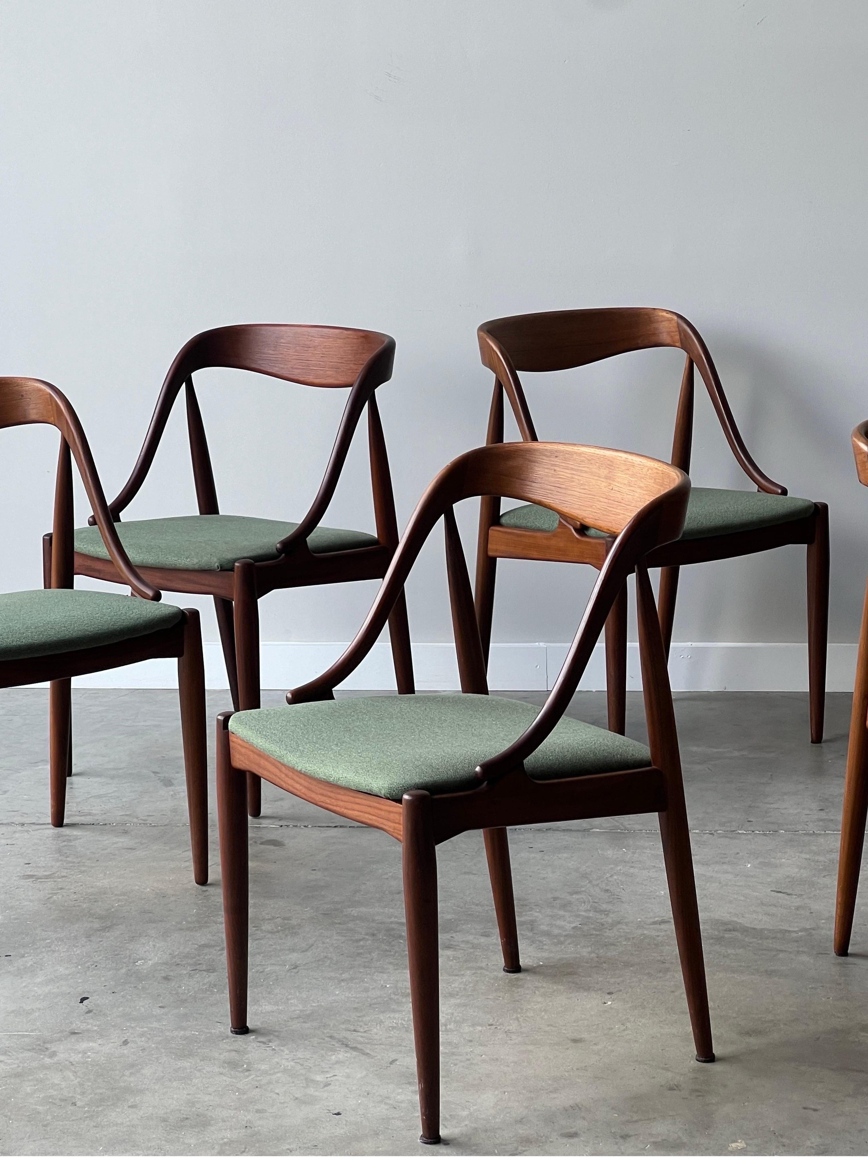 Mid-century model no. 16 dining chairs designed by Johannes Andersen for Uldum Møbelfabrik, Denmark. This set of six chairs are made from sculpted teak wood and boast a copious amount of personality. This set features an elegantly curved backrest