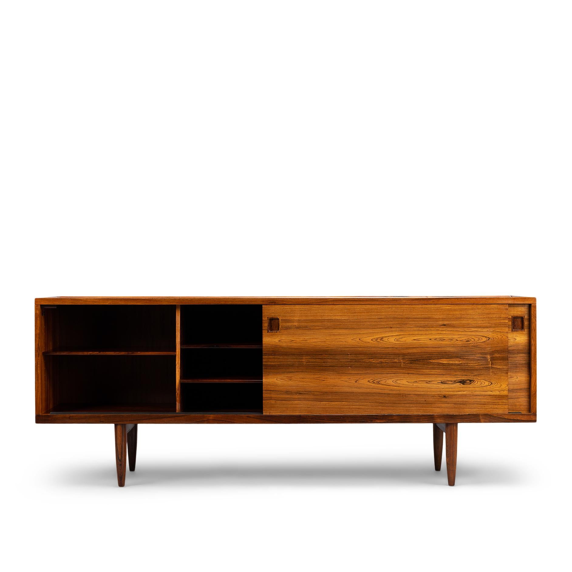 Mouthwatering rosewood model no. 20 beauty midcentury design buffet by Niels O. Møller for the JL Møllers, Denmark. This piece has a lot going for it, just note the raised edges of the top in solid rosewood. The front of the cabinet is in a