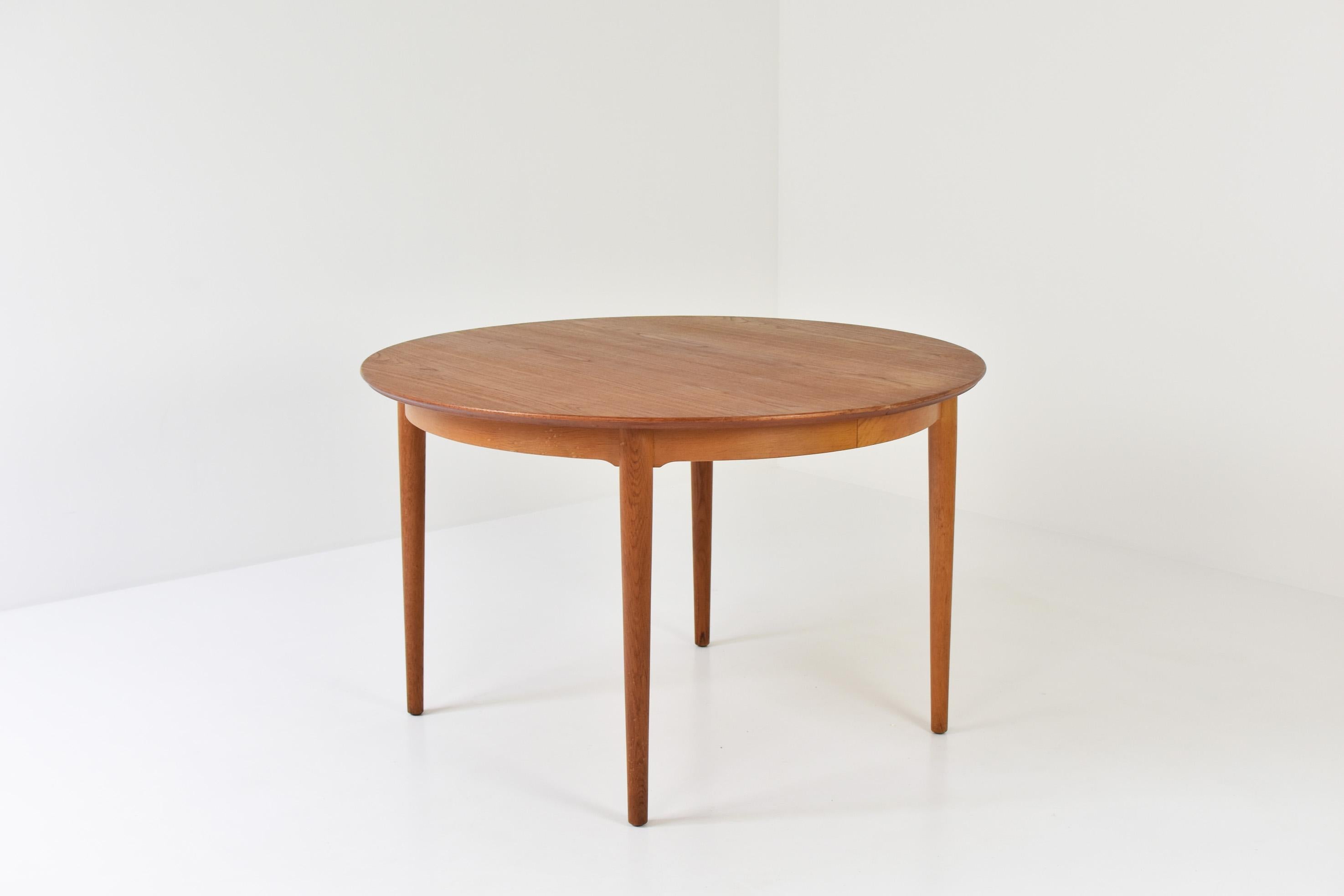 Elegant dining table designed by Arne Vodder for Sibast Mobler, Denmark, 1955. This is model no. 204 and features a solid oak base and teak veneered top.