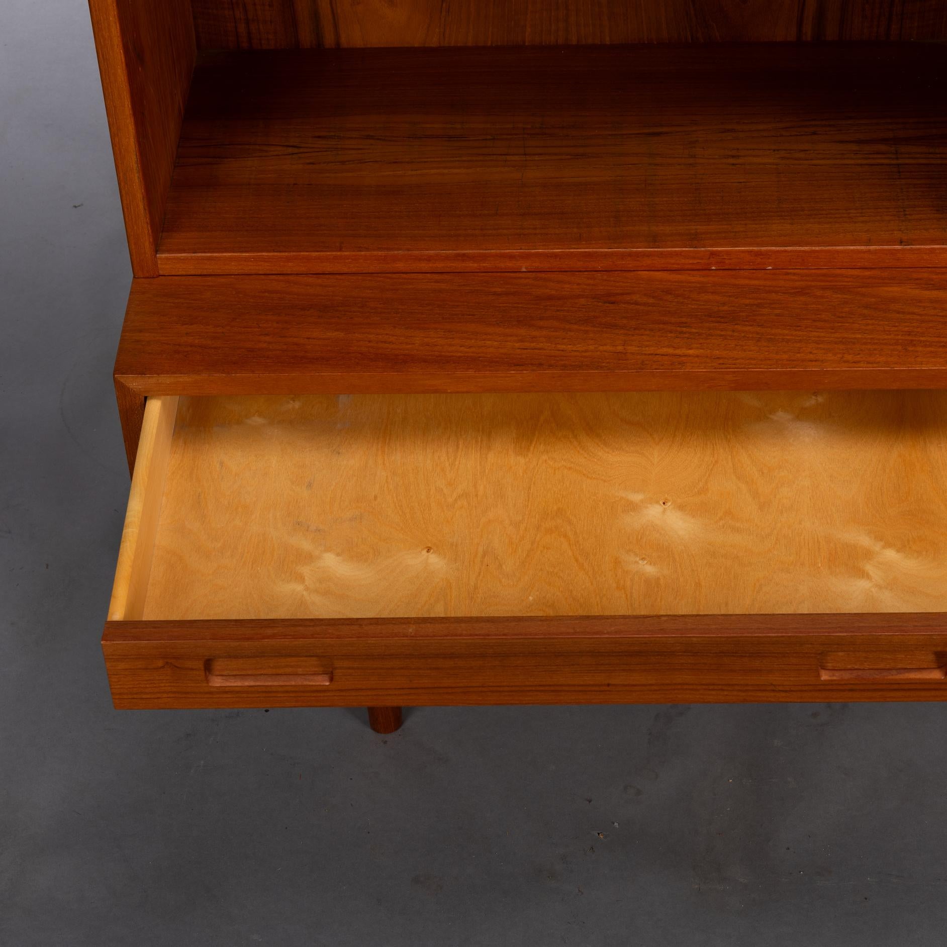 Madia e libreria in teak Model No. 26 di Hundevad & Co., anni '60 in vendita 3