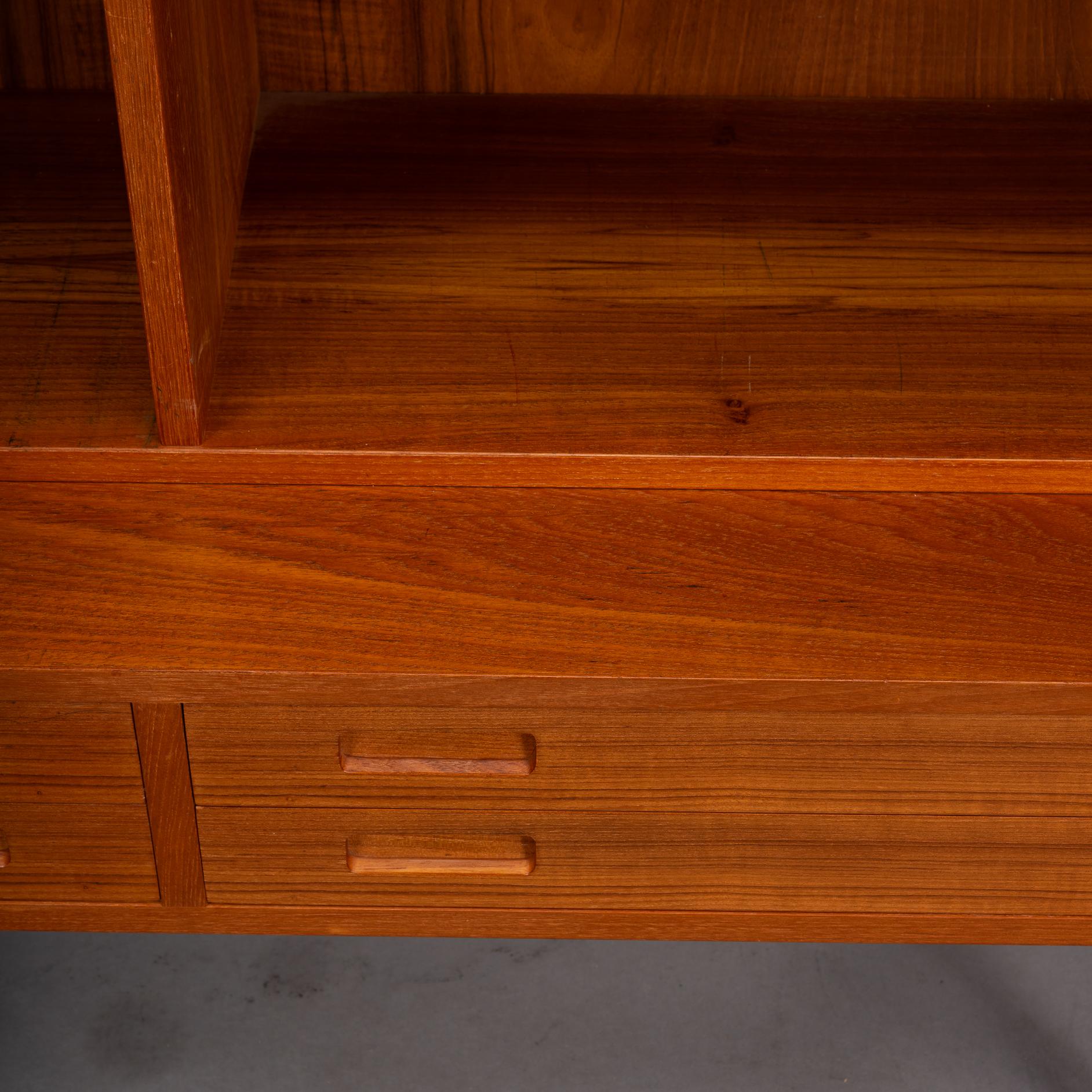 Madia e libreria in teak Model No. 26 di Hundevad & Co., anni '60 in vendita 5