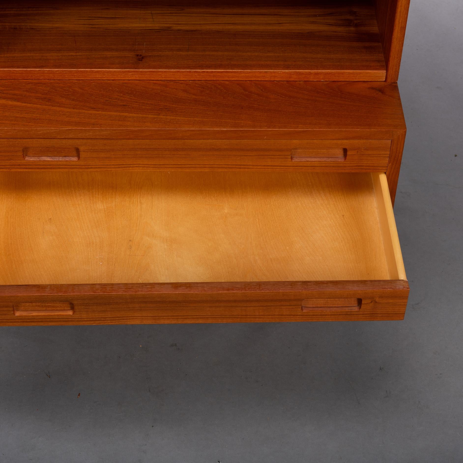 Madia e libreria in teak Model No. 26 di Hundevad & Co., anni '60 in vendita 1