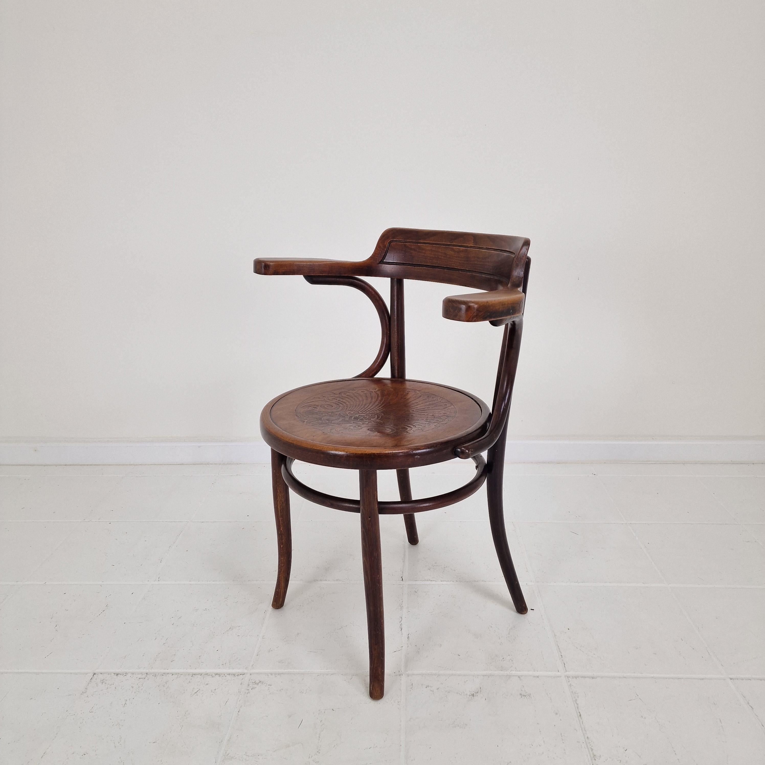 Ein sehr schöner Schreibtisch oder Schreibstuhl von Thonet.
Es wurde um 1900 in der Tschechischen Republik hergestellt.

Dieser Stuhl wurde ursprünglich in der zweiten Hälfte des 19. Jahrhunderts entworfen und ist in den Thonet Verkaufskatalogen