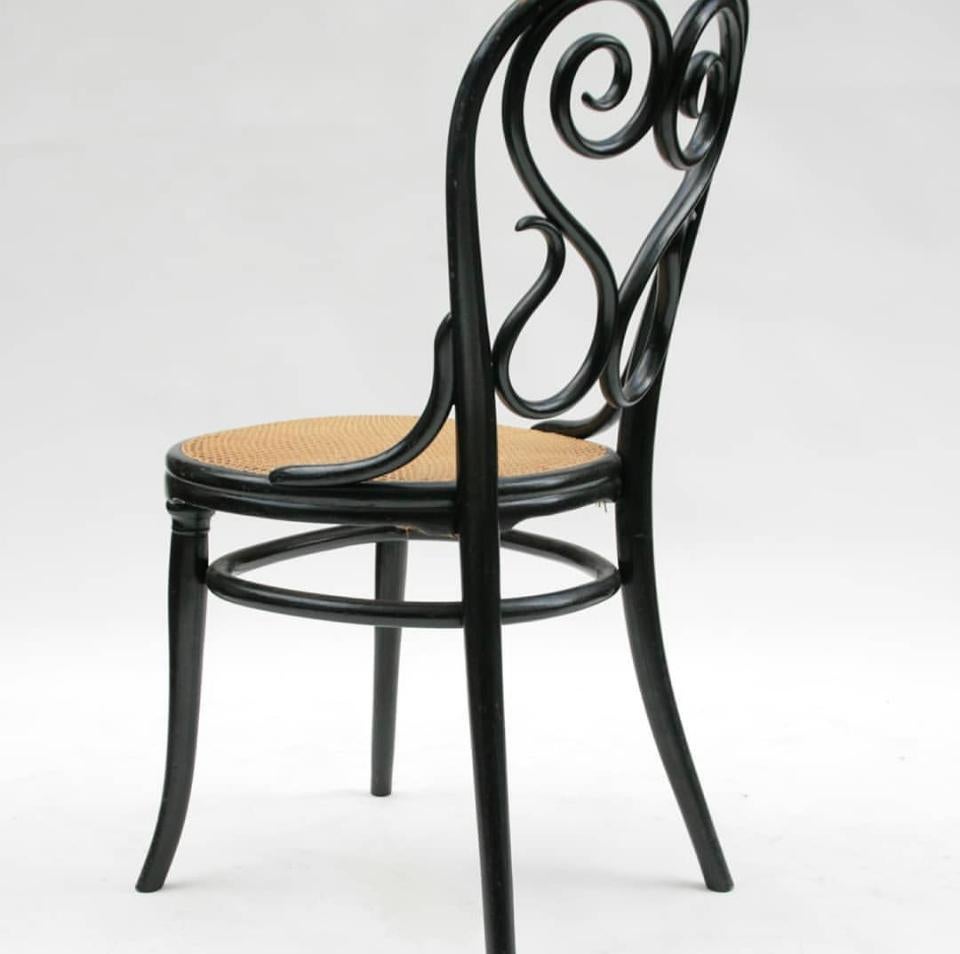 Chaise modèle n° 4 par Michael Thonet et datant des années 1870-1880.  Cette chaise fut produite pour le café Daum à Vienne.  La structure est en hêtre courbé noircit.  Le cannage est réalisé à la main et est en très bon état.  La chaise est