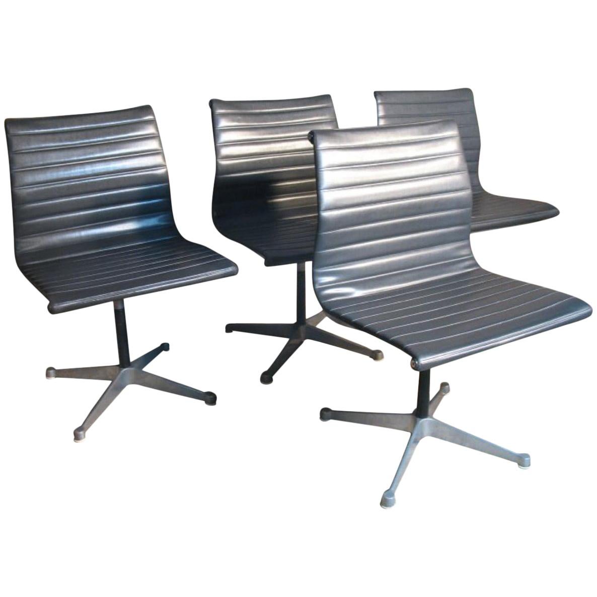 Modèle n° EA 105, 1958, THE Original Charles and Ray Eames / Miller Swivel Chair en vente