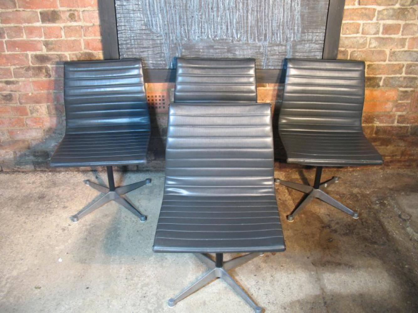 Mid-Century Modern Modèle n° EA 105, 1958, THE Original Charles and Ray Eames / Miller Swivel Chair en vente
