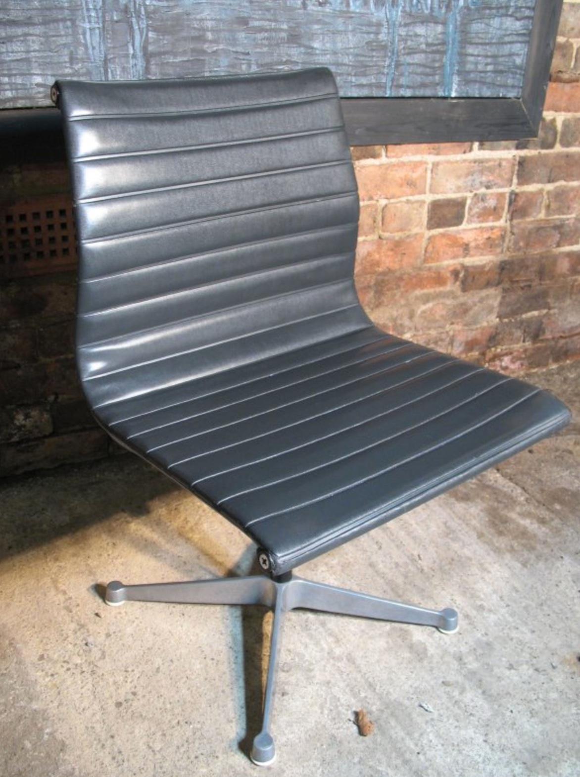 American Model No EA 105, 1958, THE Original Charles and Ray Eames / Miller Swivel Chair For Sale