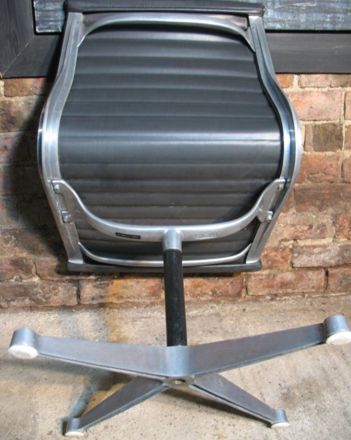 20ième siècle Modèle n° EA 105, 1958, THE Original Charles and Ray Eames / Miller Swivel Chair en vente