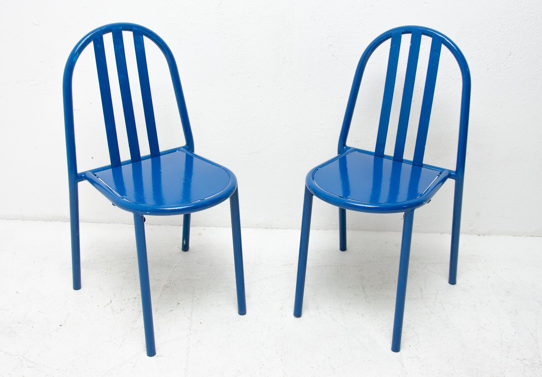 This chair was designed by French modernist architect Robert Mallet-Stevens, (1886-1945.)
It was first fabricated in France in 1928 by Ecart.
It´s made of lacquered tubular steel (the blue color is not original), a welded frames; rubber pads under