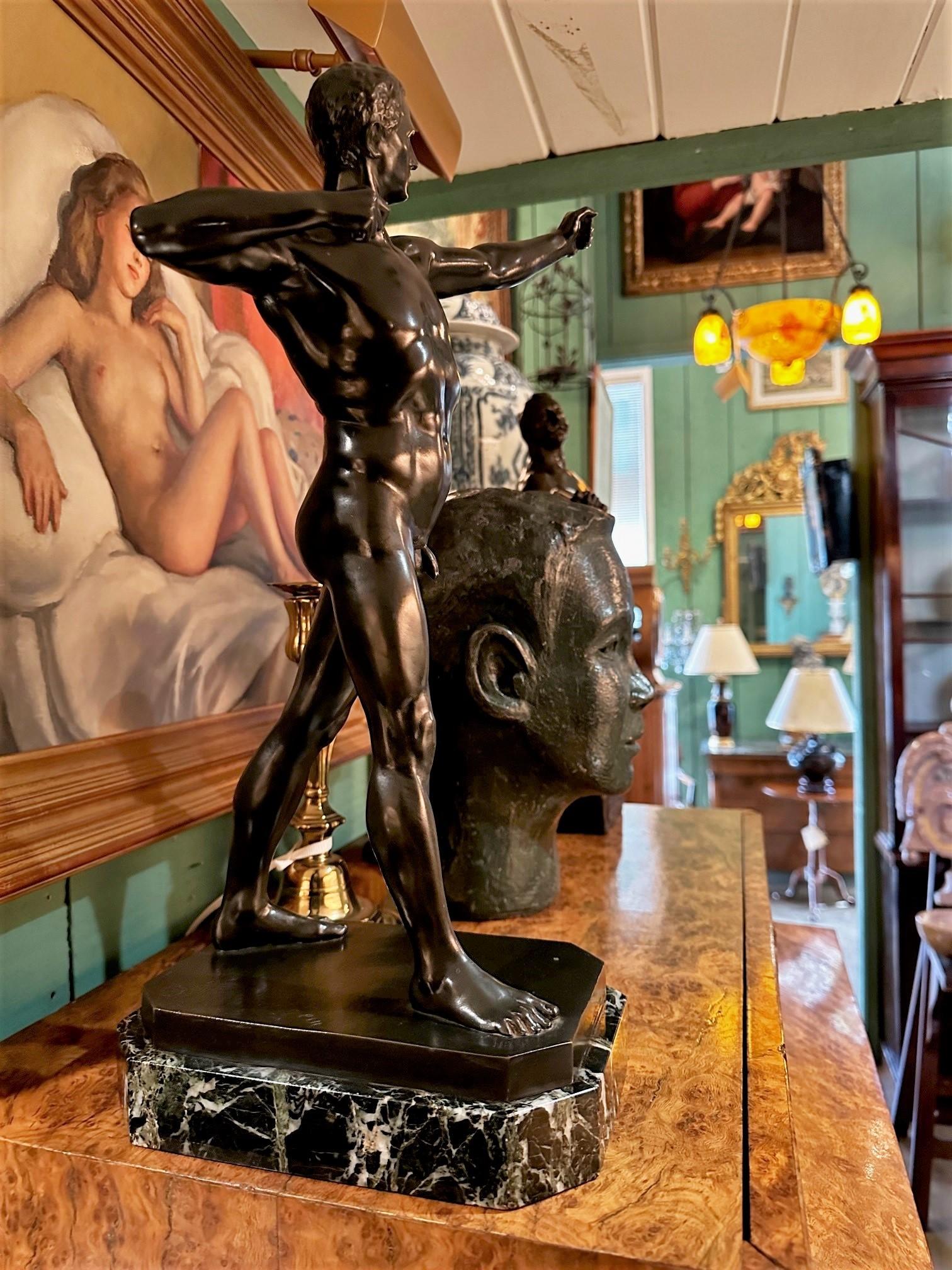 Modelo Arquero Desnudo Escultura Montada Busto Bronce Base Piedra Art Decó Antigüedades CA siglo XX en venta