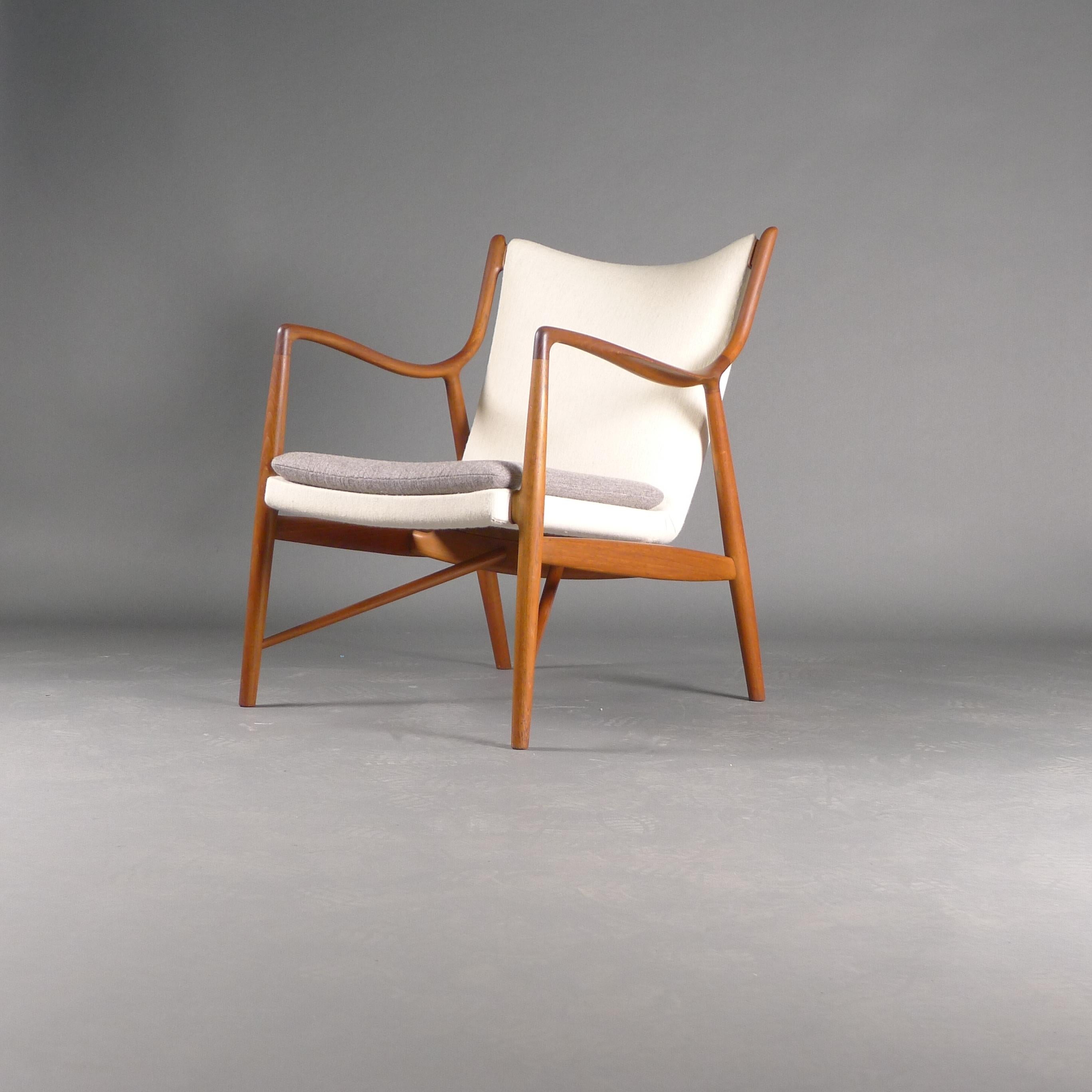 Mid-20th Century Model NV45 Easy Chair, Designed by Finn Juhl, Made by Niels Vodder, 1940s For Sale