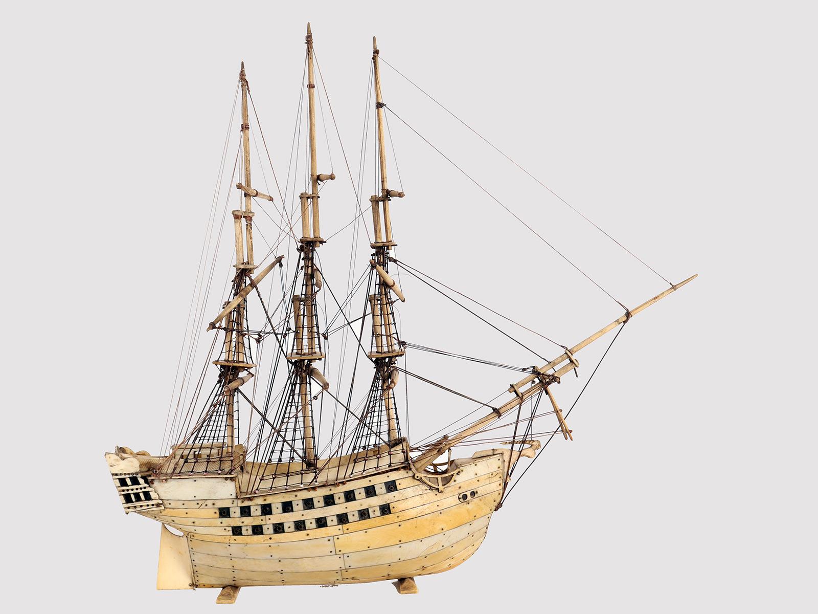 Modèle britannique de bateau à voile, fabriqué en os. Fabriqués par des prisonniers de guerre français, détenus dans des prisons britanniques, pendant les guerres napoléoniennes, qui se sont déroulées de 1793 à 1815 et les années suivantes. Les