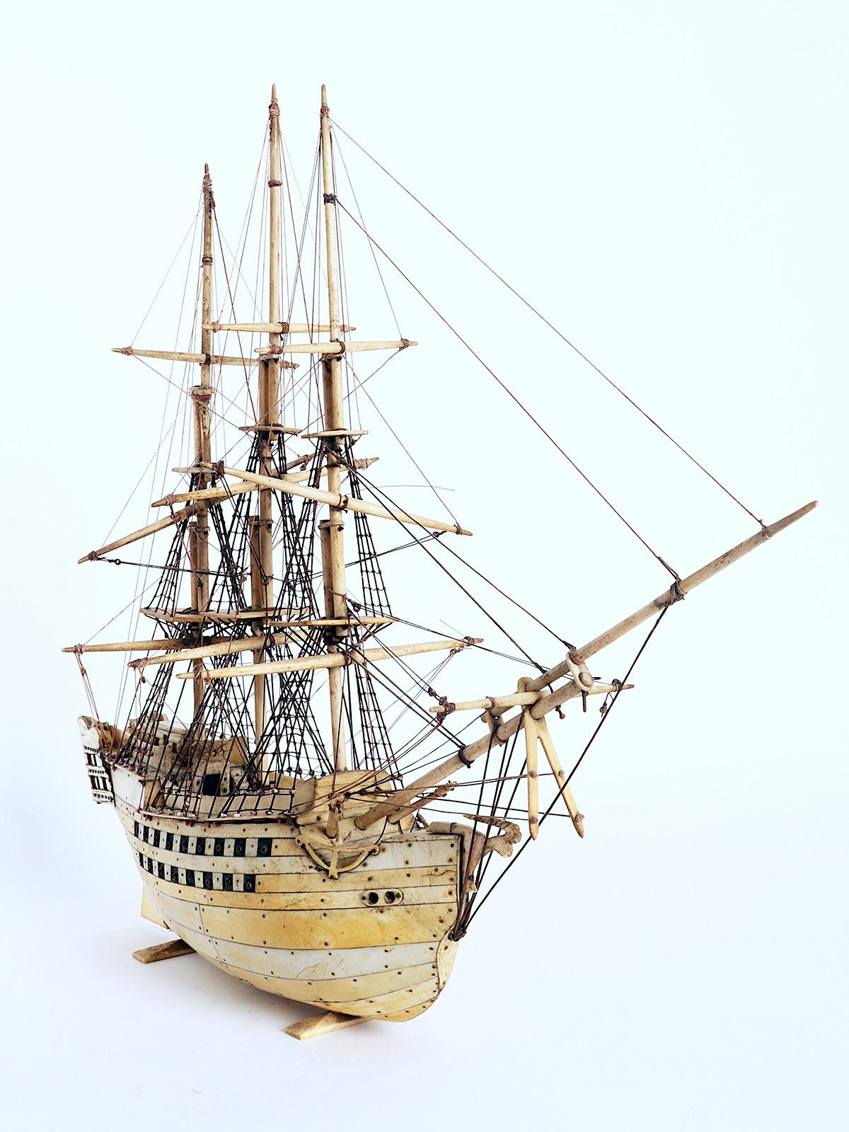 Modèle d'un navire de guerre en os, fabriqué par des prisonniers français, Grande-Bretagne, 1793-1815. en vente 1