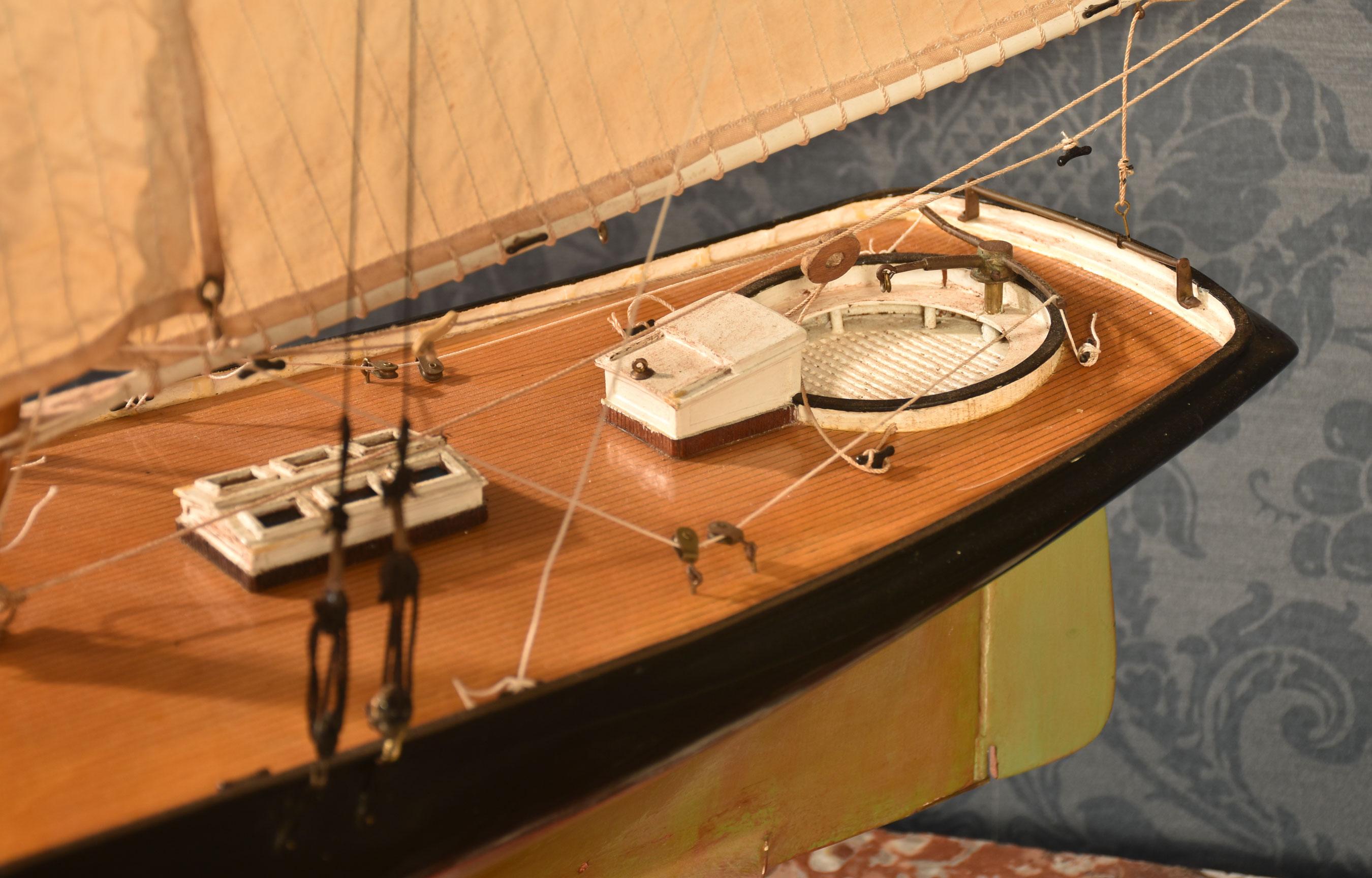 Modèle de yacht de course en vente 4
