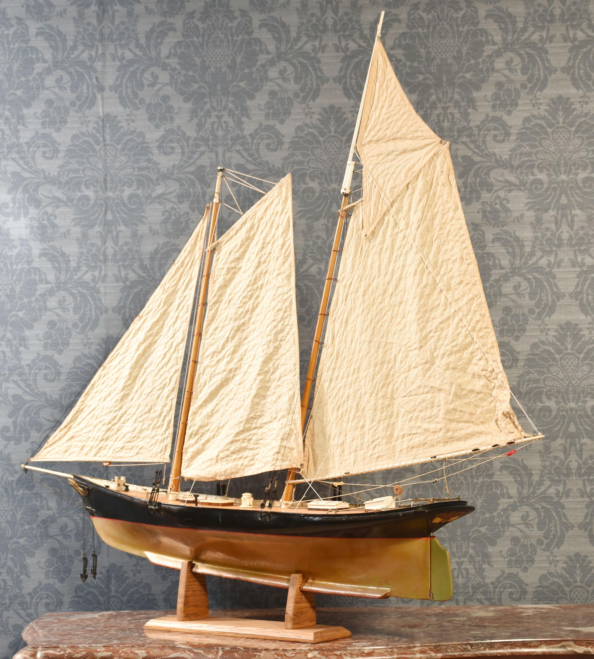 Modèle de yacht de course en vente 5