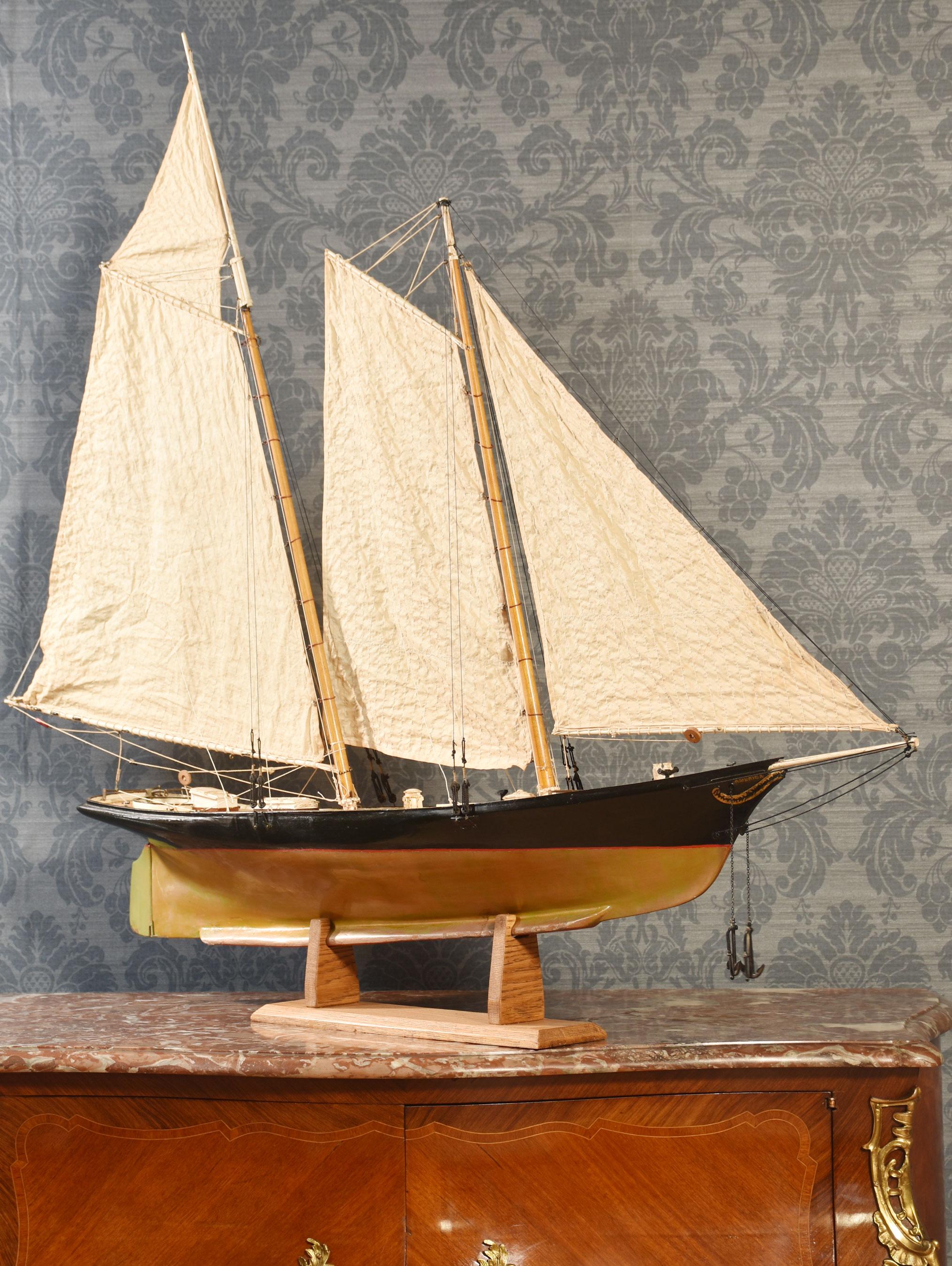 20ième siècle Modèle de yacht de course en vente