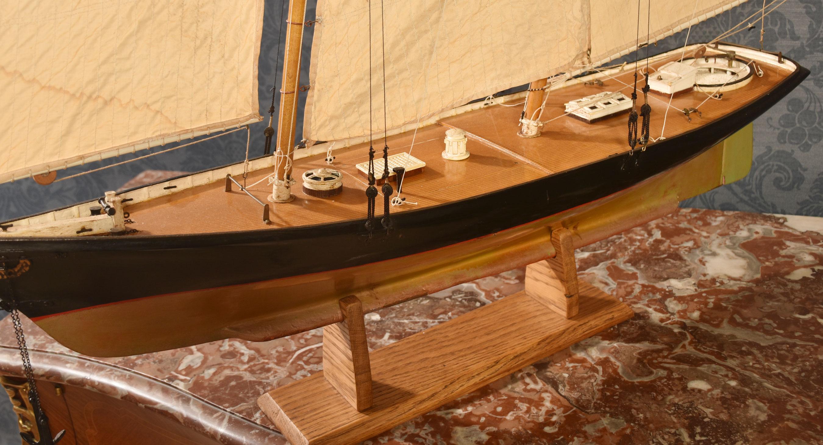 Modèle de yacht de course en vente 2