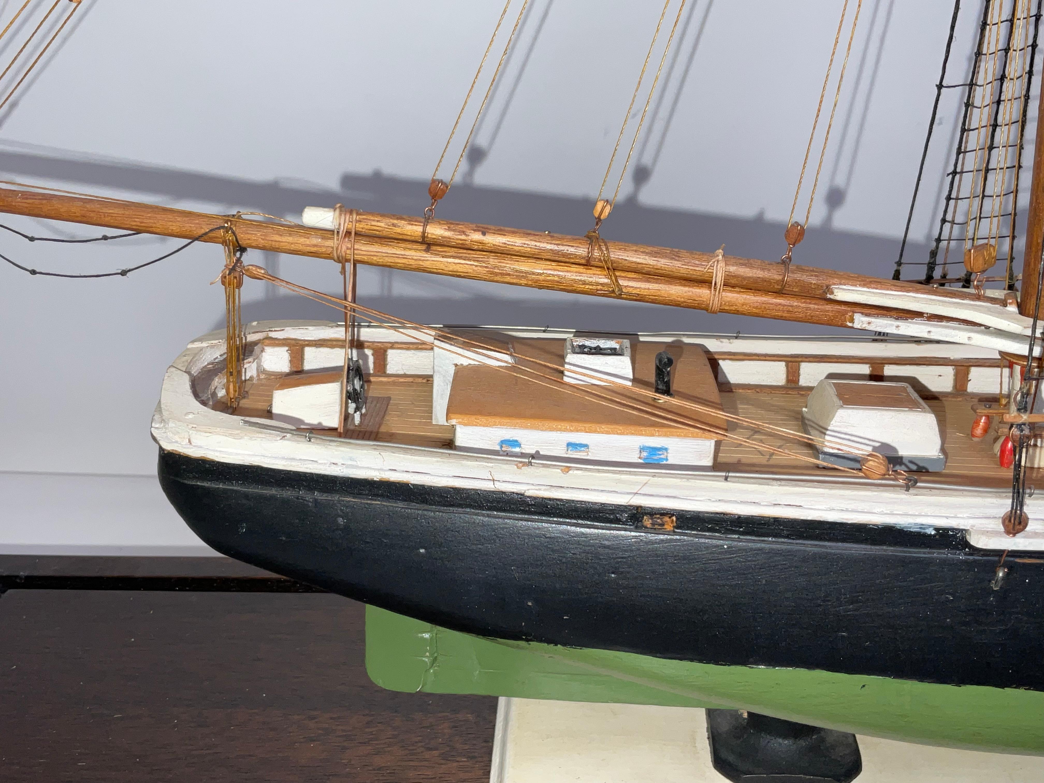 Modèle d'un érudit de pêcheur de style Sharpshooter en vente 6