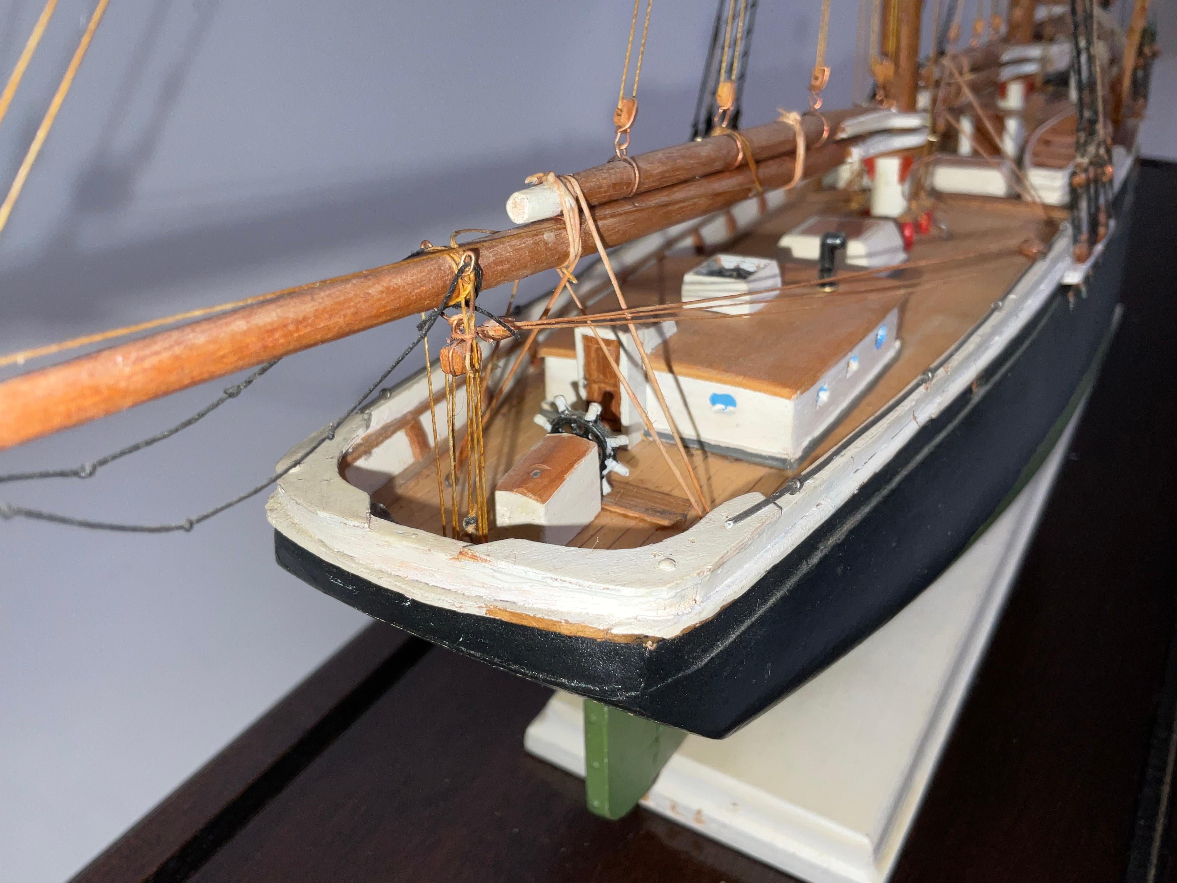 Modèle d'un érudit de pêcheur de style Sharpshooter en vente 9