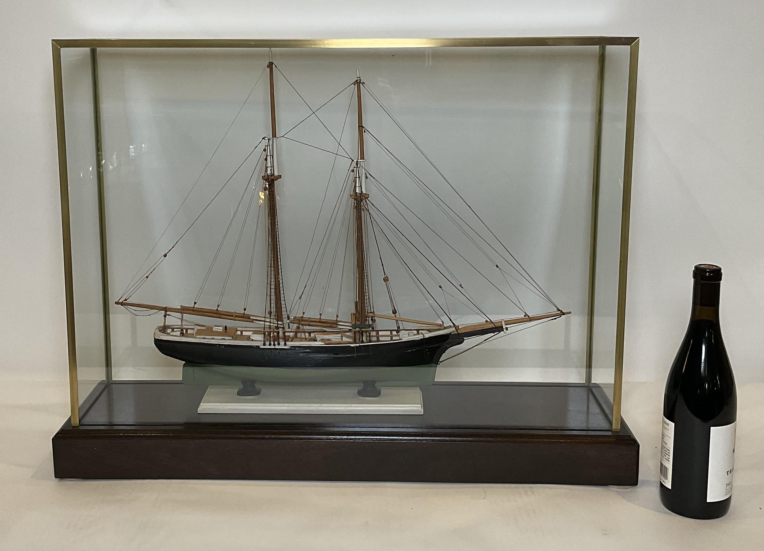 Modèle de bateau en caisson d'une goélette de pêche américaine. L'arc clipper lui confère le style 